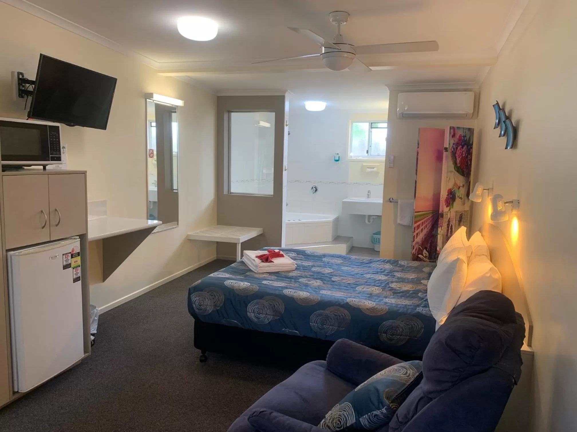 Queen Room with Spa Bath in Shady Rest Motel