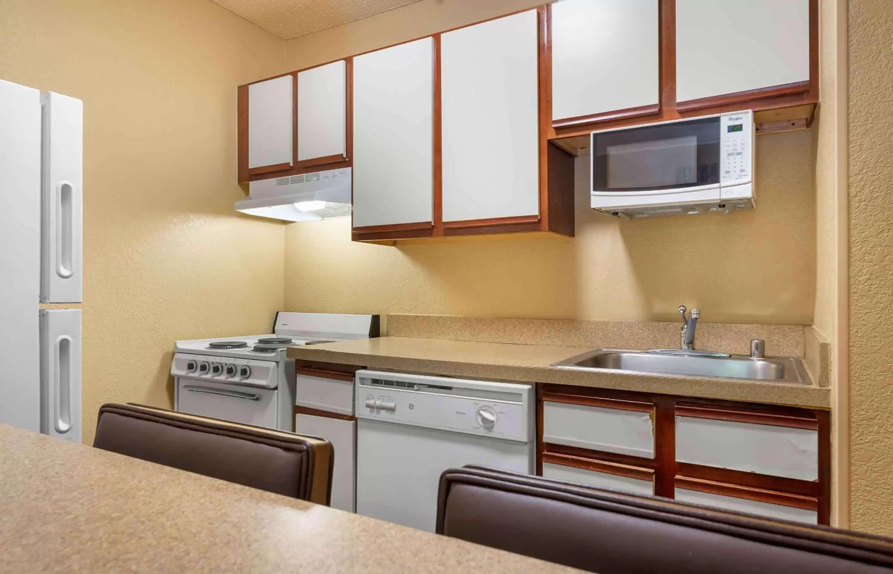 Bedroom, Kitchen/Kitchenette in Extended Stay America Suites - Arlington - Six Flags