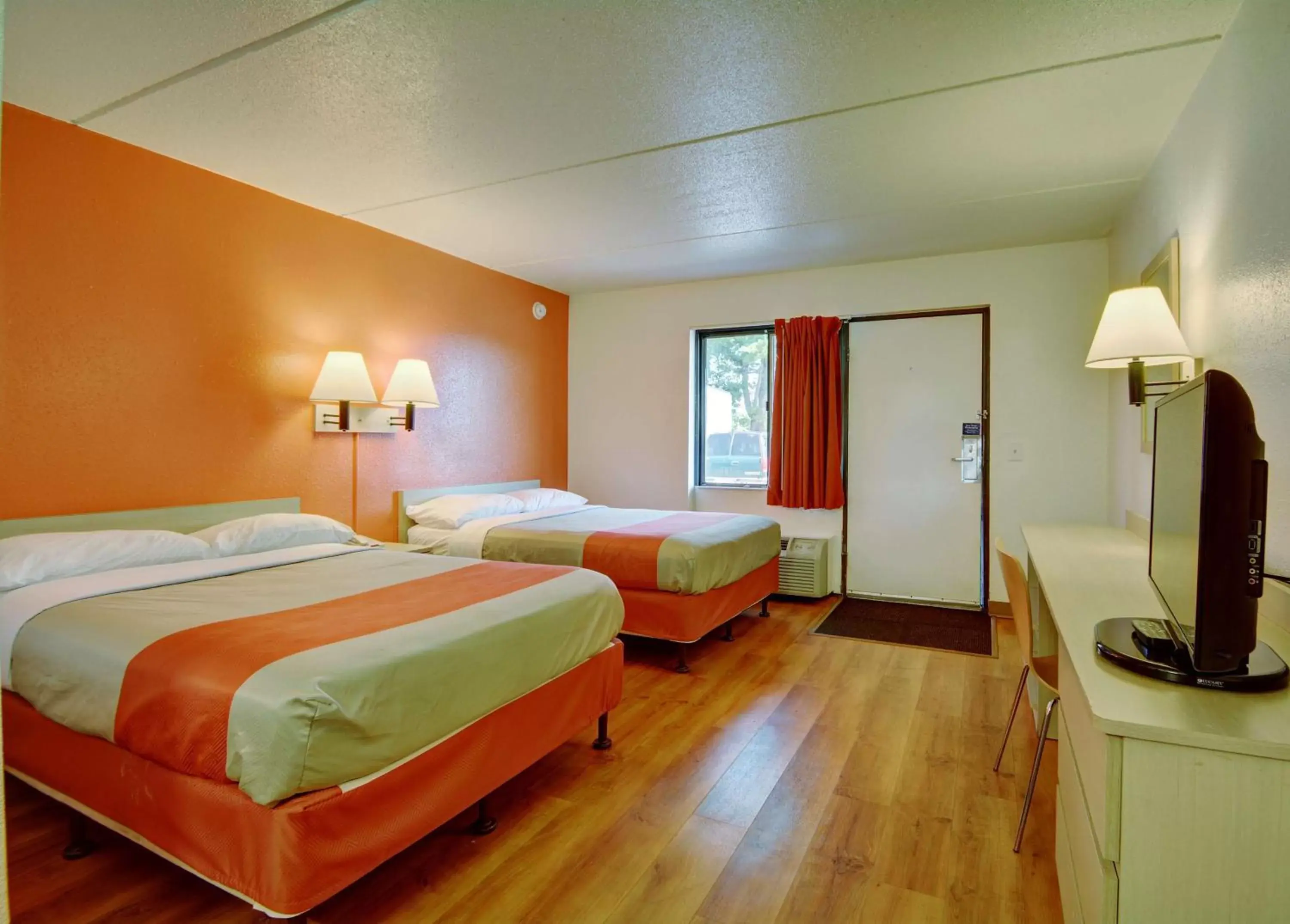 TV and multimedia, Bed in Motel 6-Chicopee, MA - Springfield