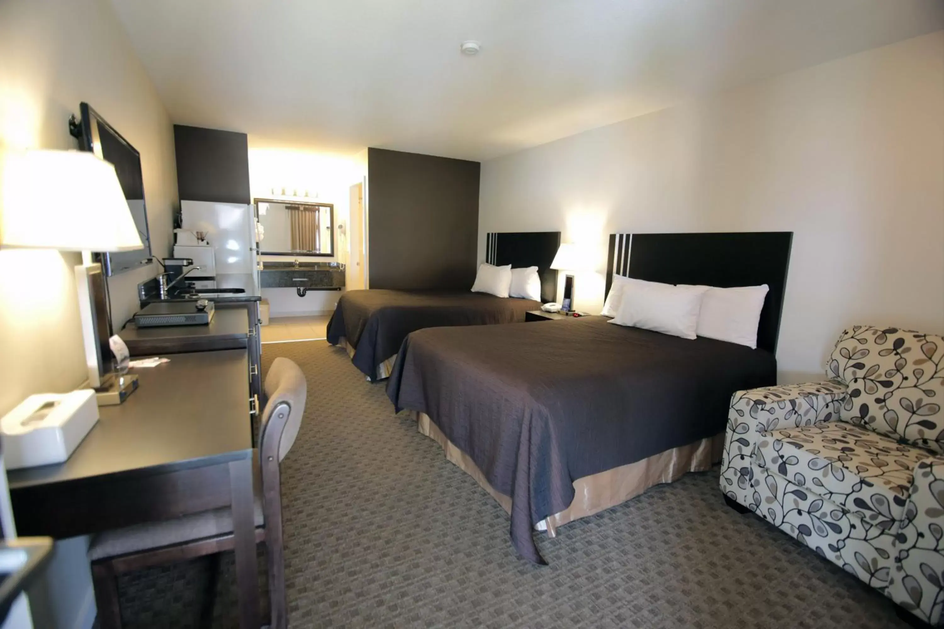 Photo of the whole room, Room Photo in Travelodge by Wyndham Kamloops Mountview