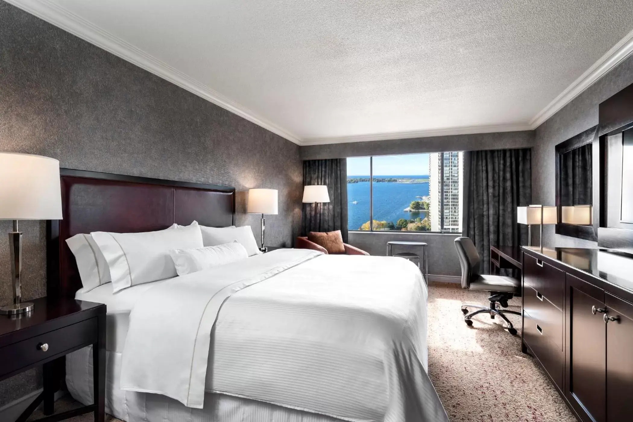 Guest room, 1 King, Lake view in The Westin Harbour Castle, Toronto