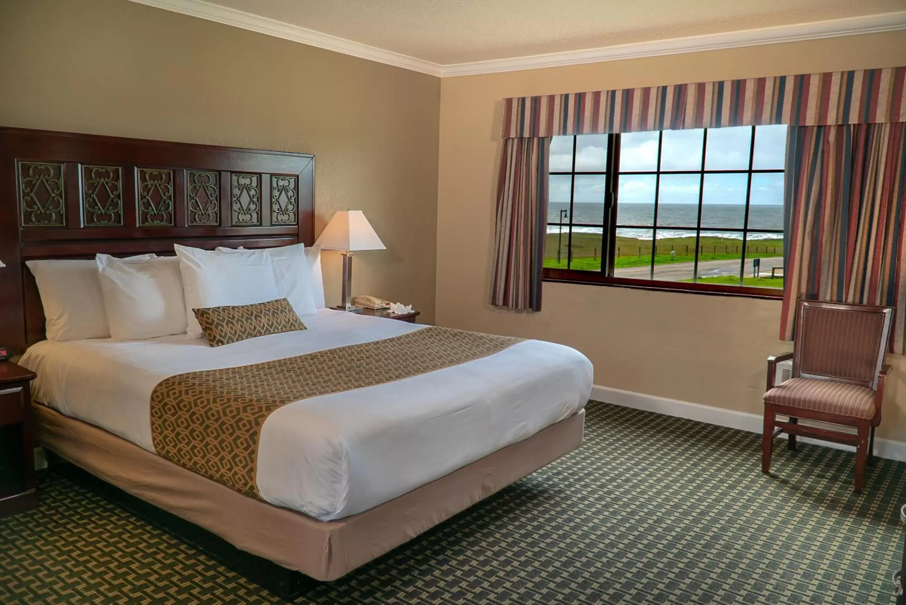 Bedroom, Bed in Sea Breeze Inn - San Simeon