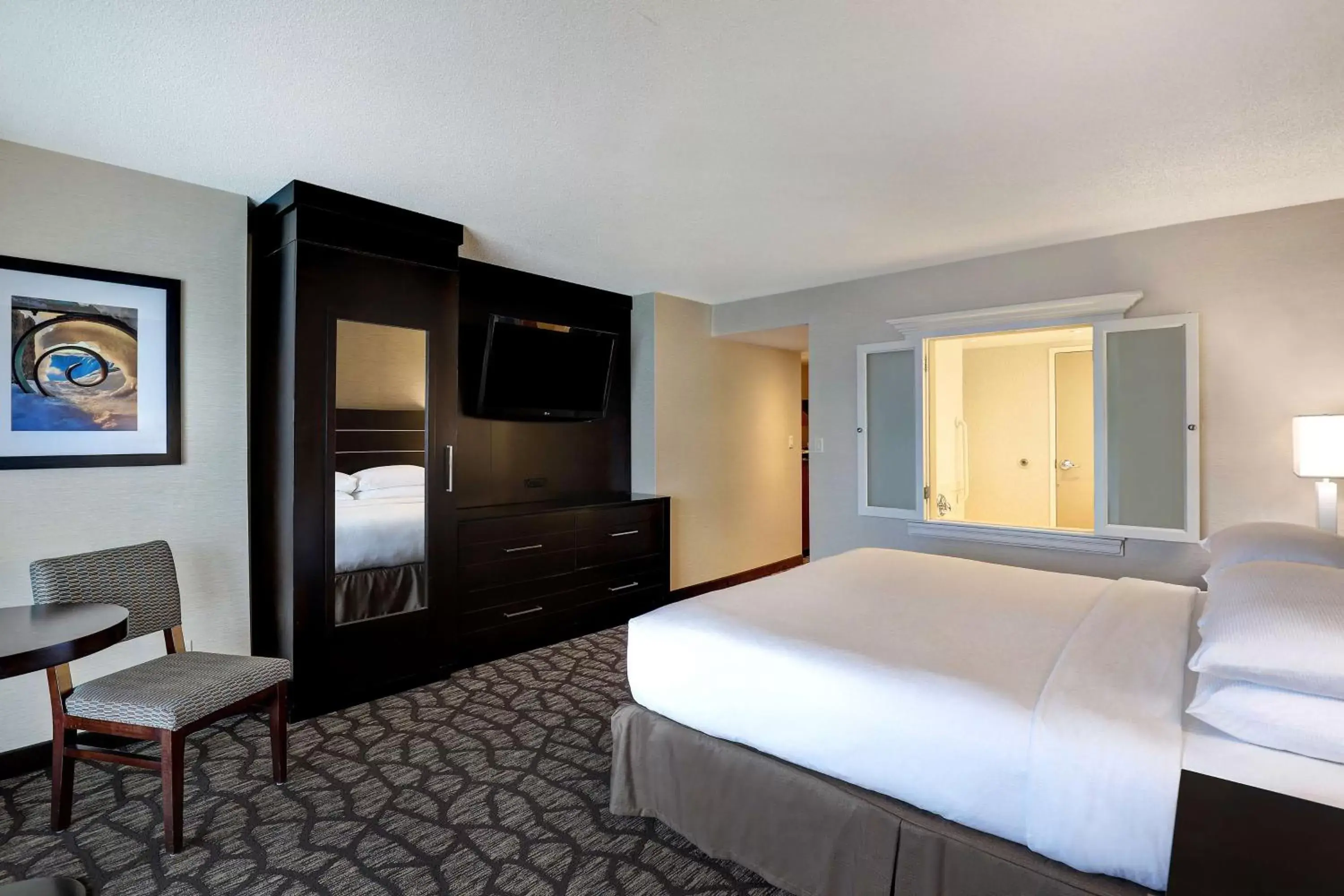 Bed, TV/Entertainment Center in Embassy Suites by Hilton Niagara Falls/ Fallsview