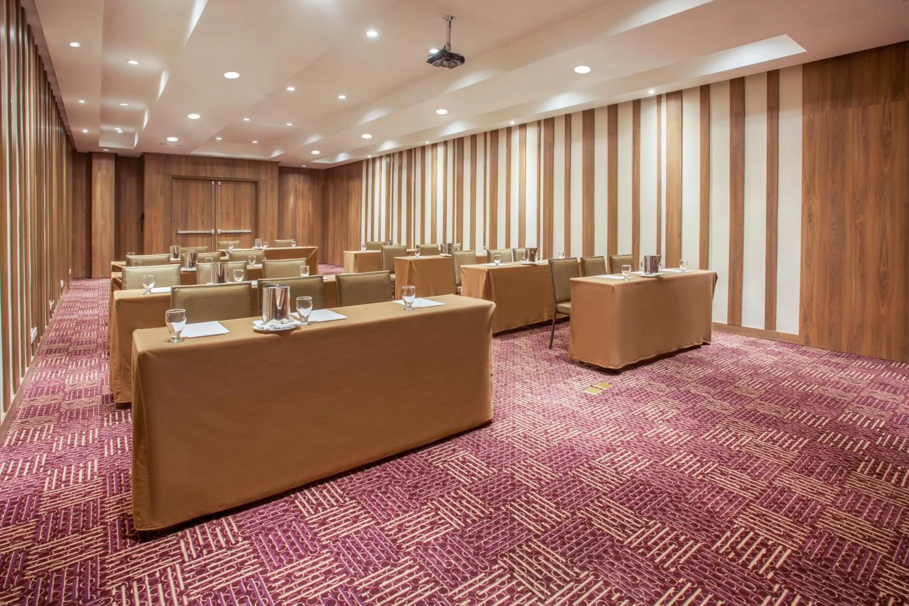 Meeting/conference room in Crowne Plaza Airport by IHG