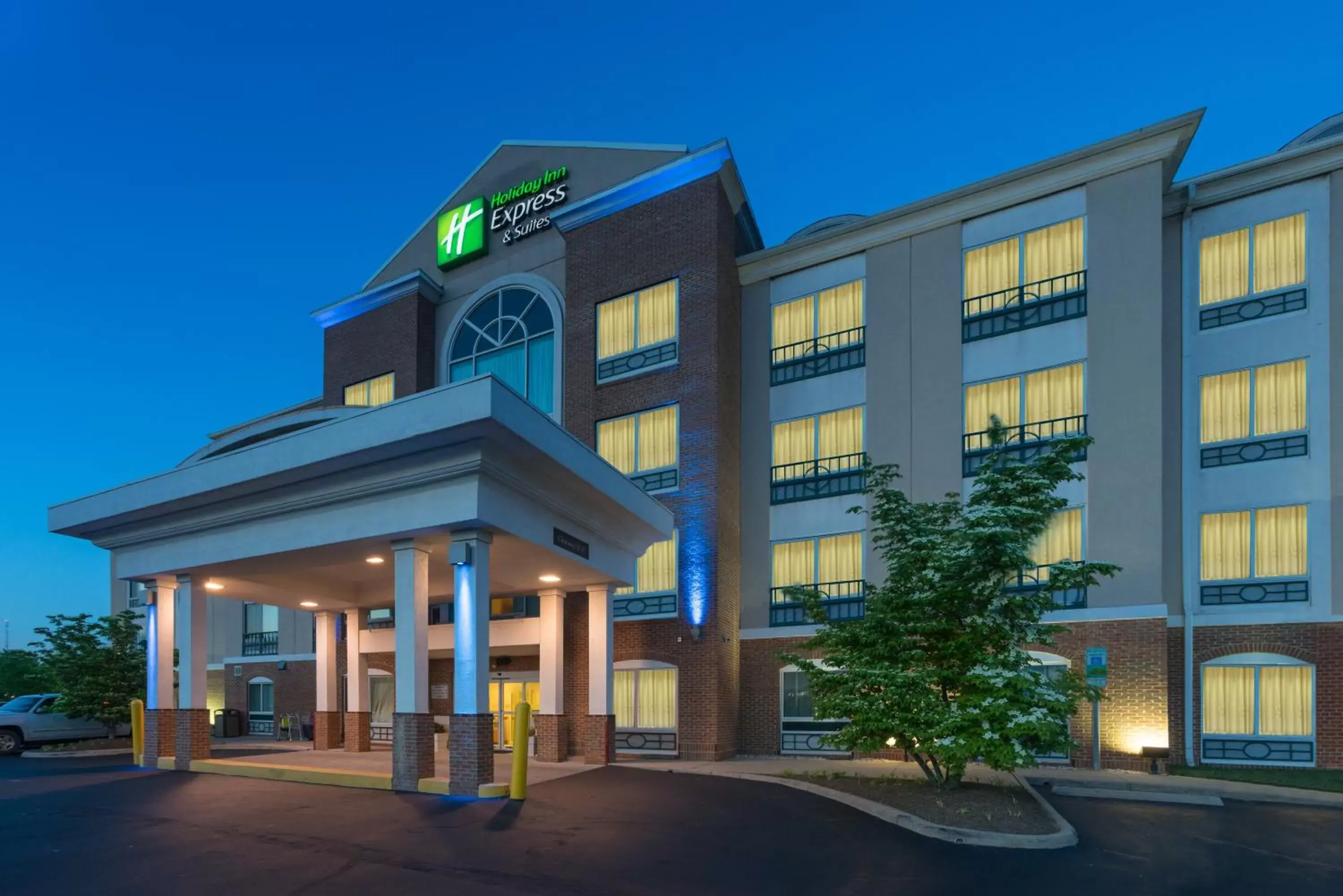 Property Building in Holiday Inn Express Hotel & Suites Woodbridge, an IHG Hotel