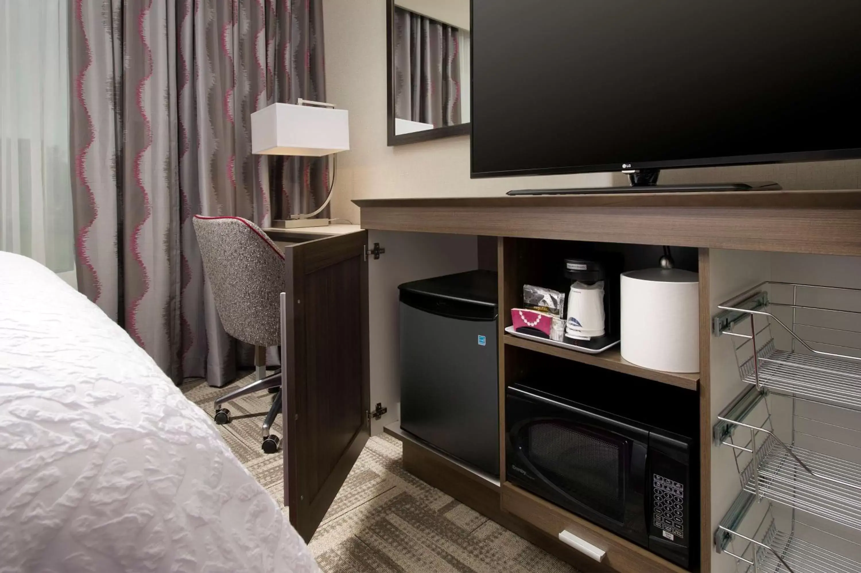 Bed, TV/Entertainment Center in Hampton Inn by Hilton Hattiesburg