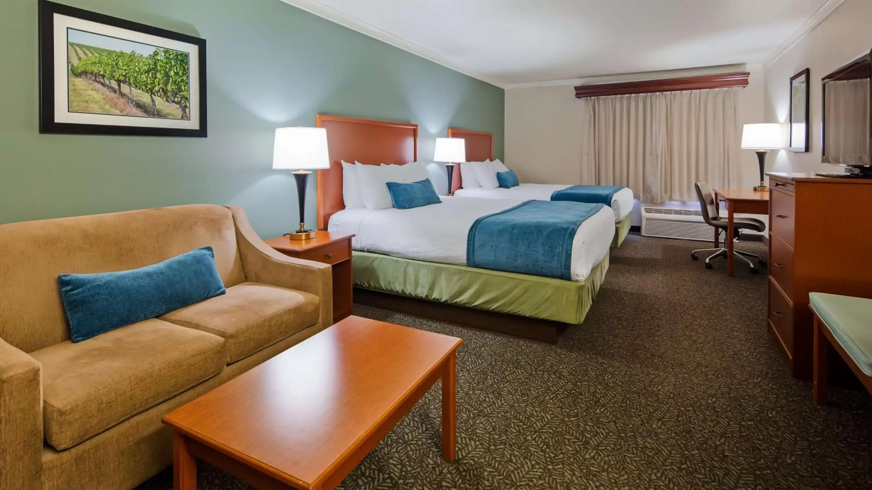 Photo of the whole room, Bed in Best Western PLUS Walla Walla Suites Inn