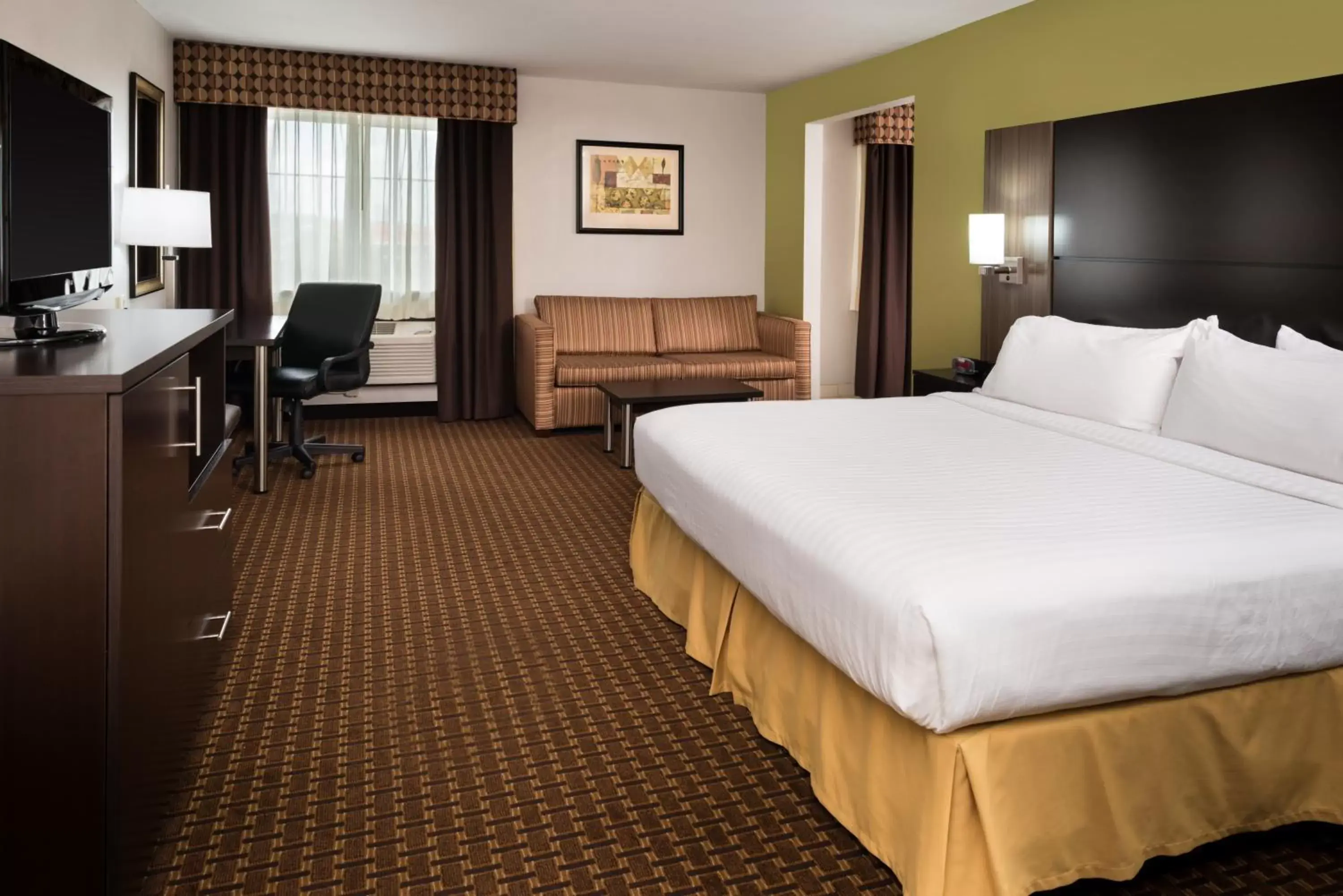 Photo of the whole room, Bed in Holiday Inn Express Hotel & Suites Bucyrus, an IHG Hotel