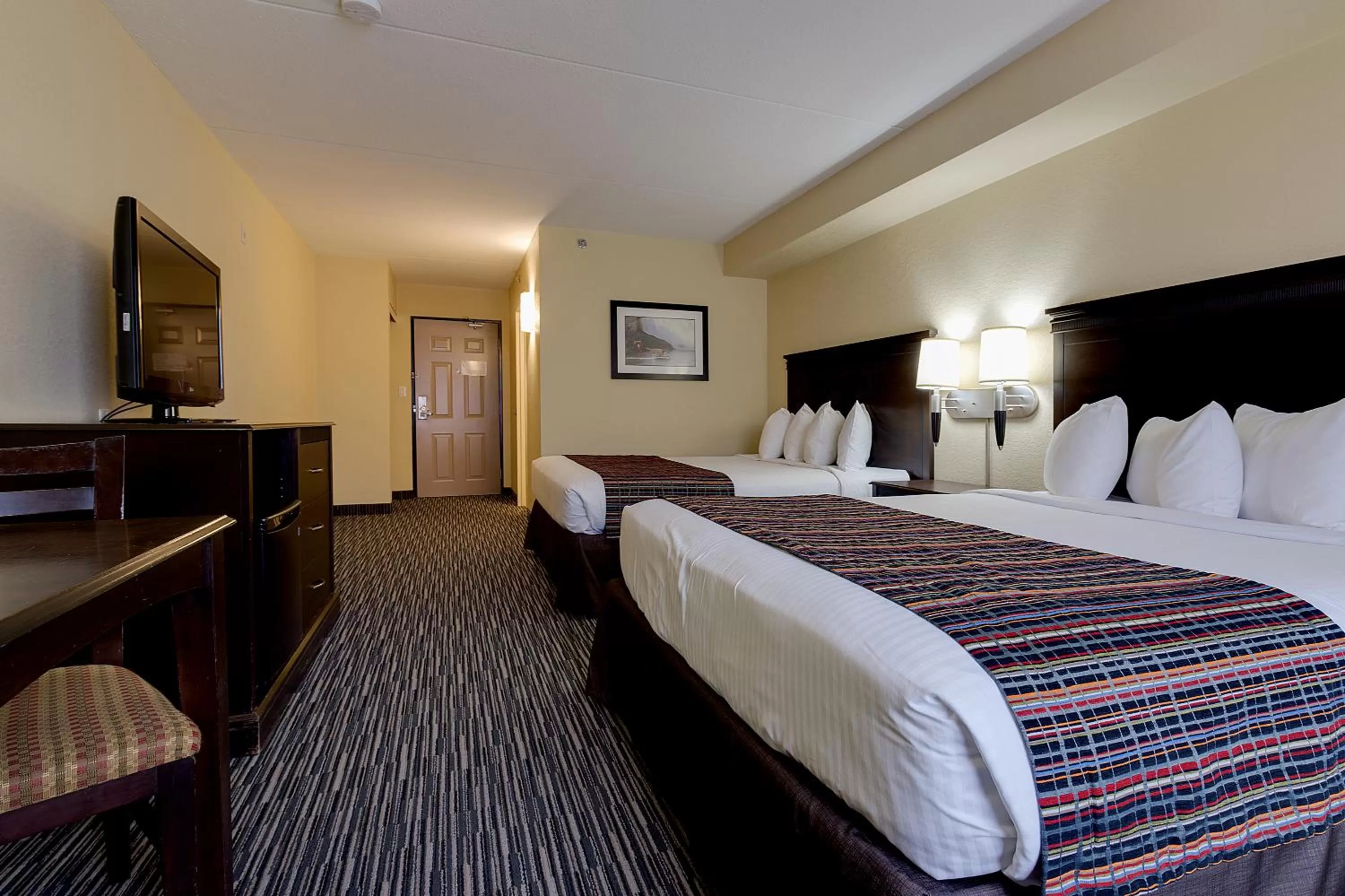 Bed in Country Inn & Suites by Radisson, Niagara Falls, ON
