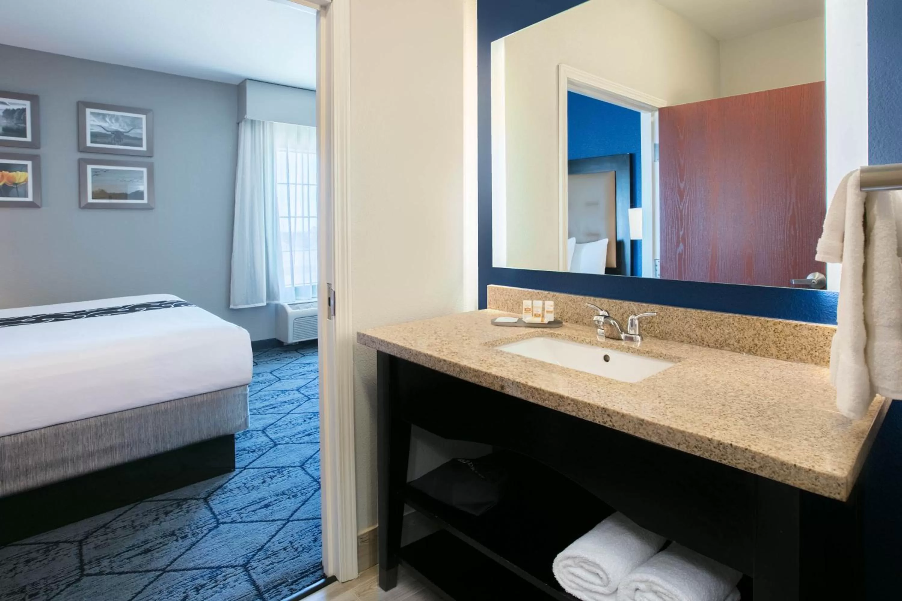 Bathroom, Bed in La Quinta by Wyndham Denton - University Drive