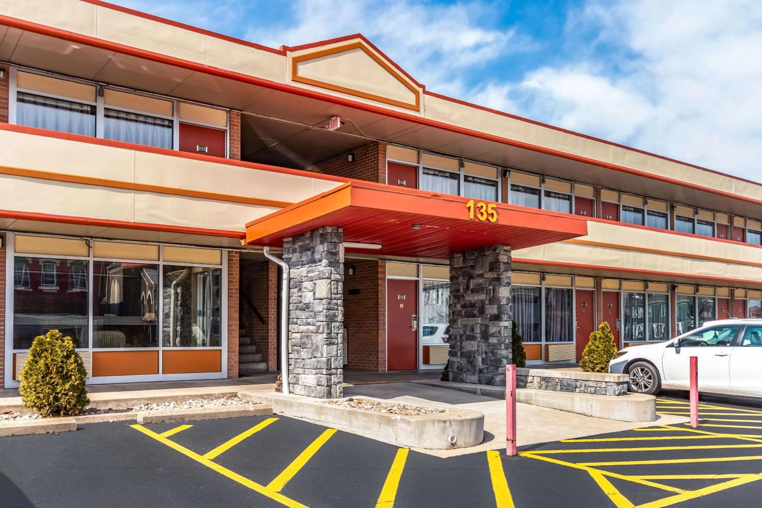 Property building in Econo Lodge Zanesville Downtown