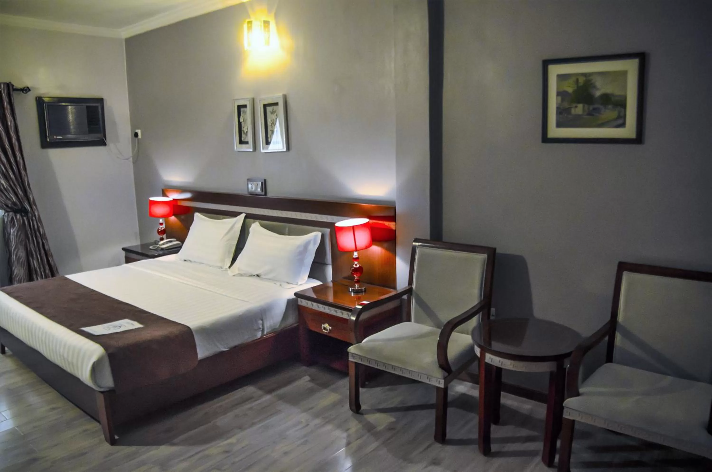 Shower, Bed in Hotel Rosebud