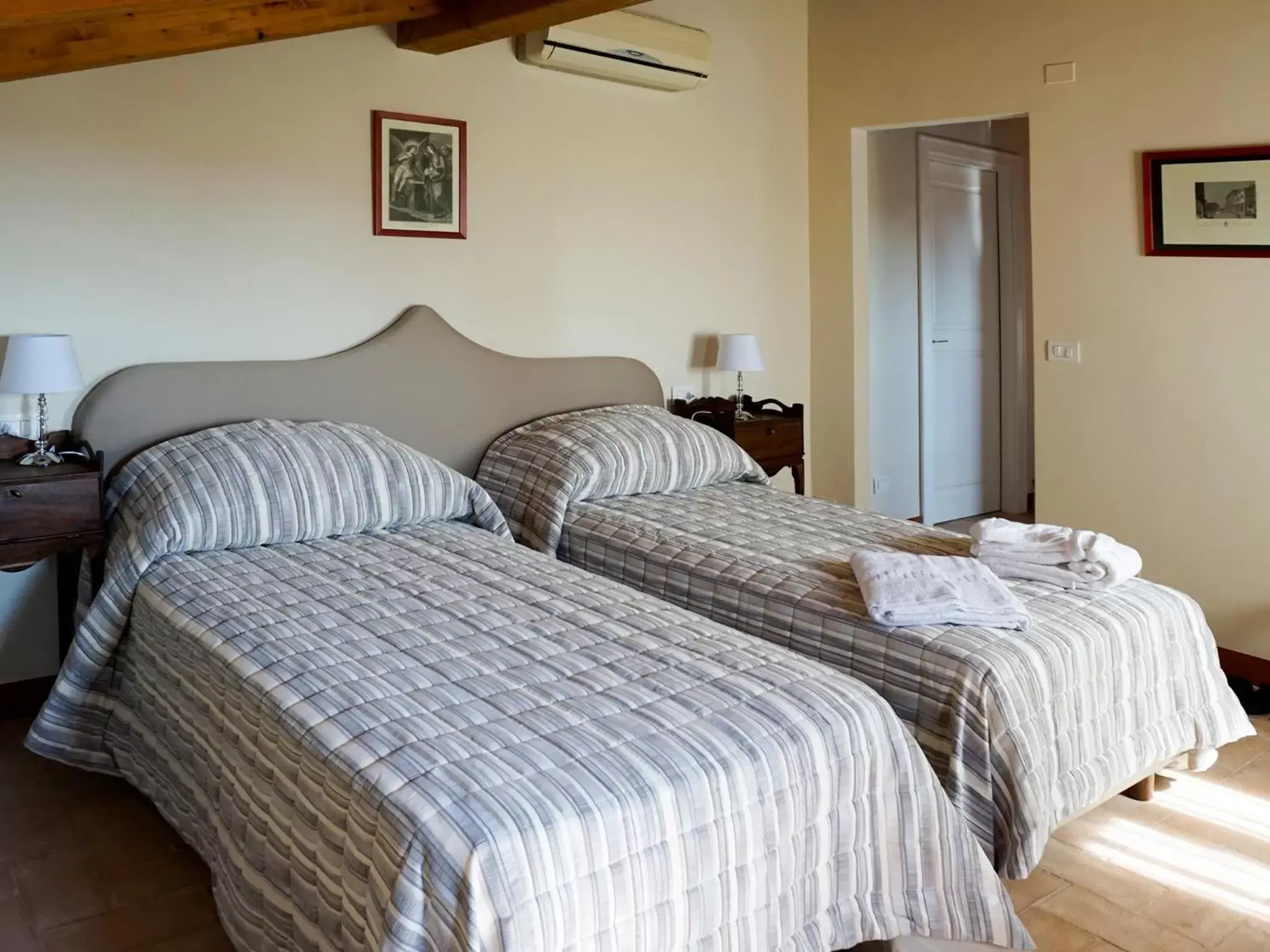 Bed, Room Photo in Casa Isolani - Santo Stefano