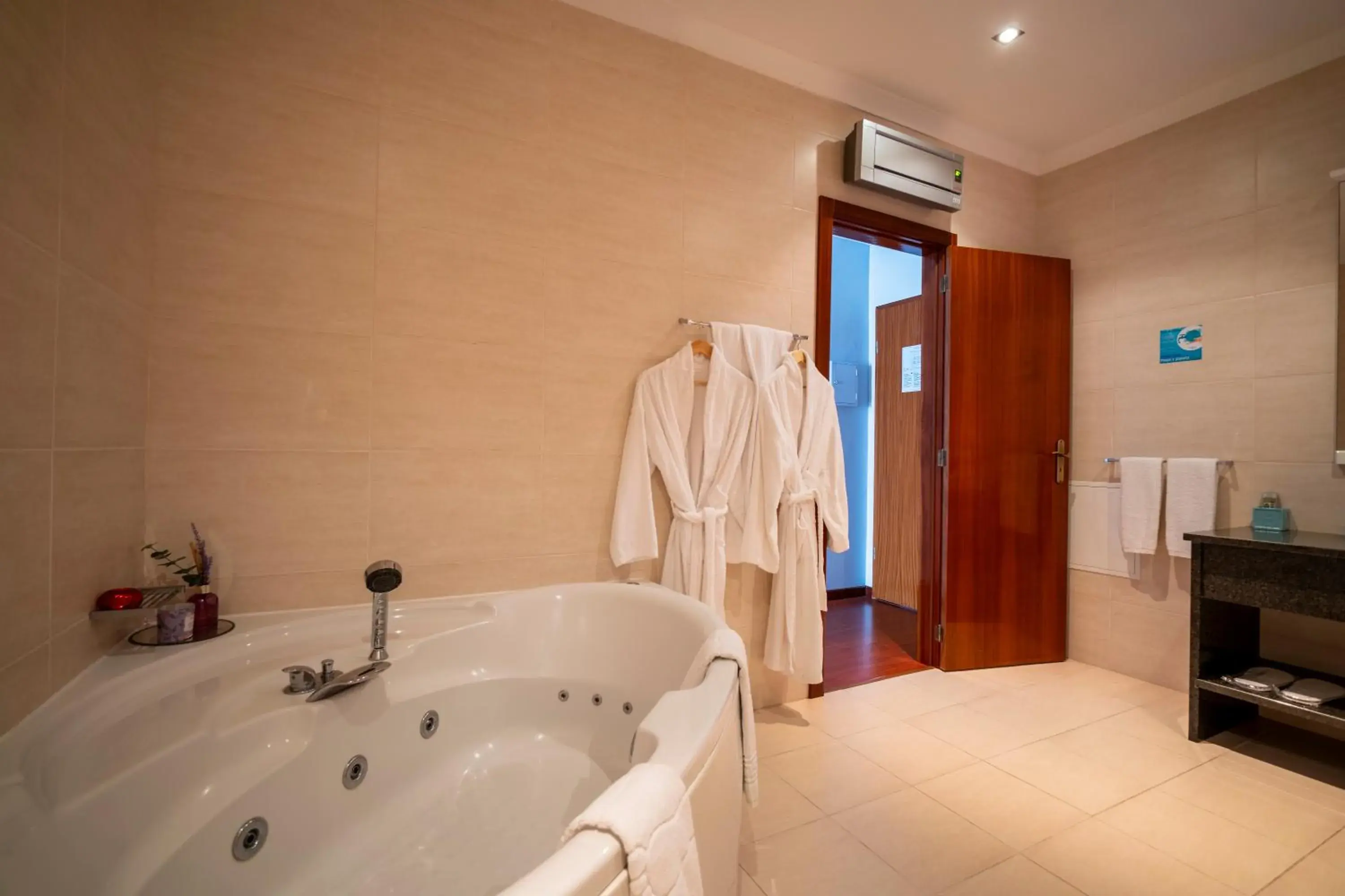 Hot Tub, Bathroom in Hotel Onix