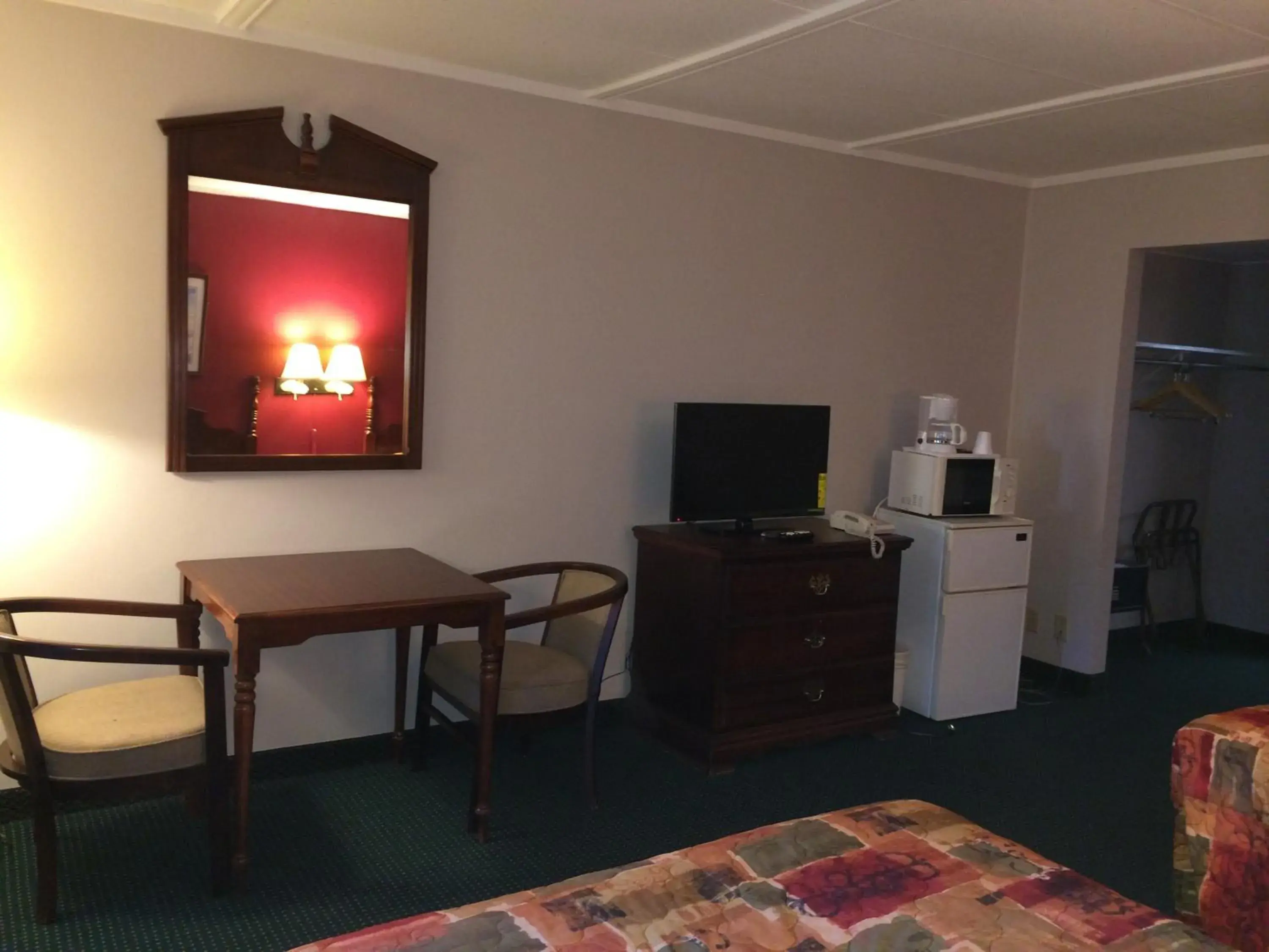 TV/Entertainment Center in Rapids Inn & Suites