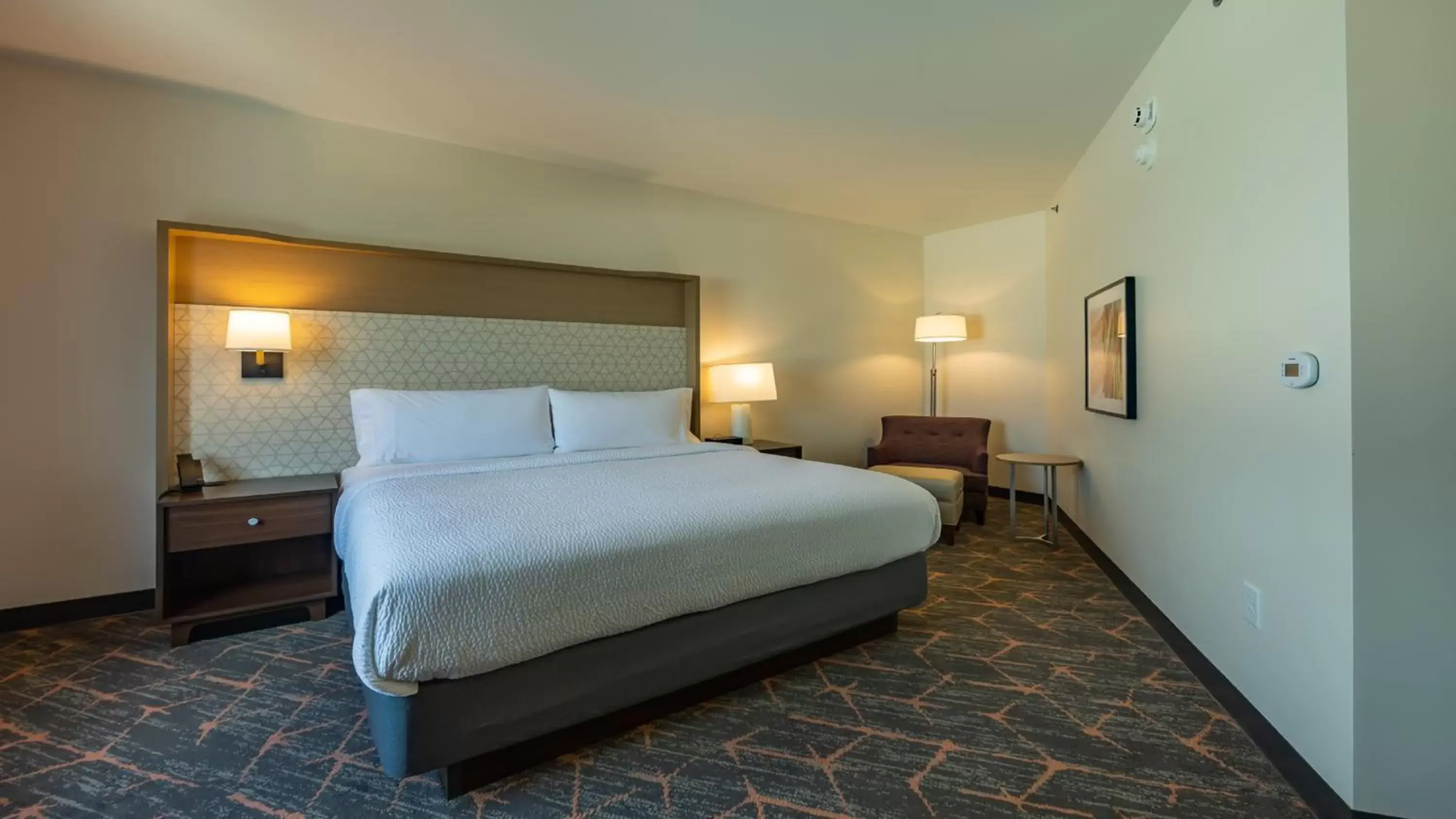 Bedroom, Bed in Holiday Inn & Suites Atlanta Perimeter Dunwoody, an IHG Hotel