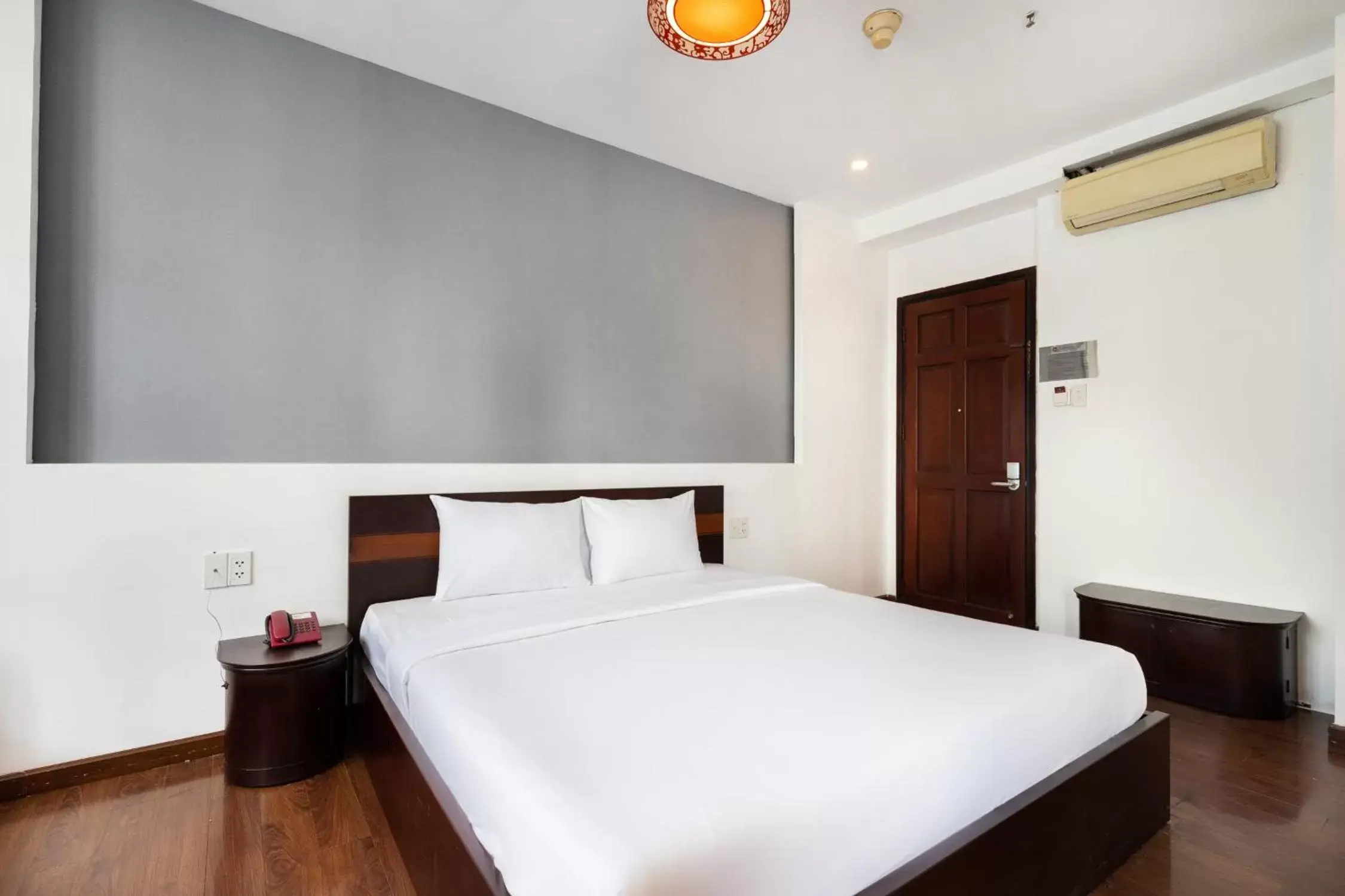 Deluxe Double Room with City View in A&A Toronto Hotel Deluxe Double Room with City View in A&A Toronto Hotel