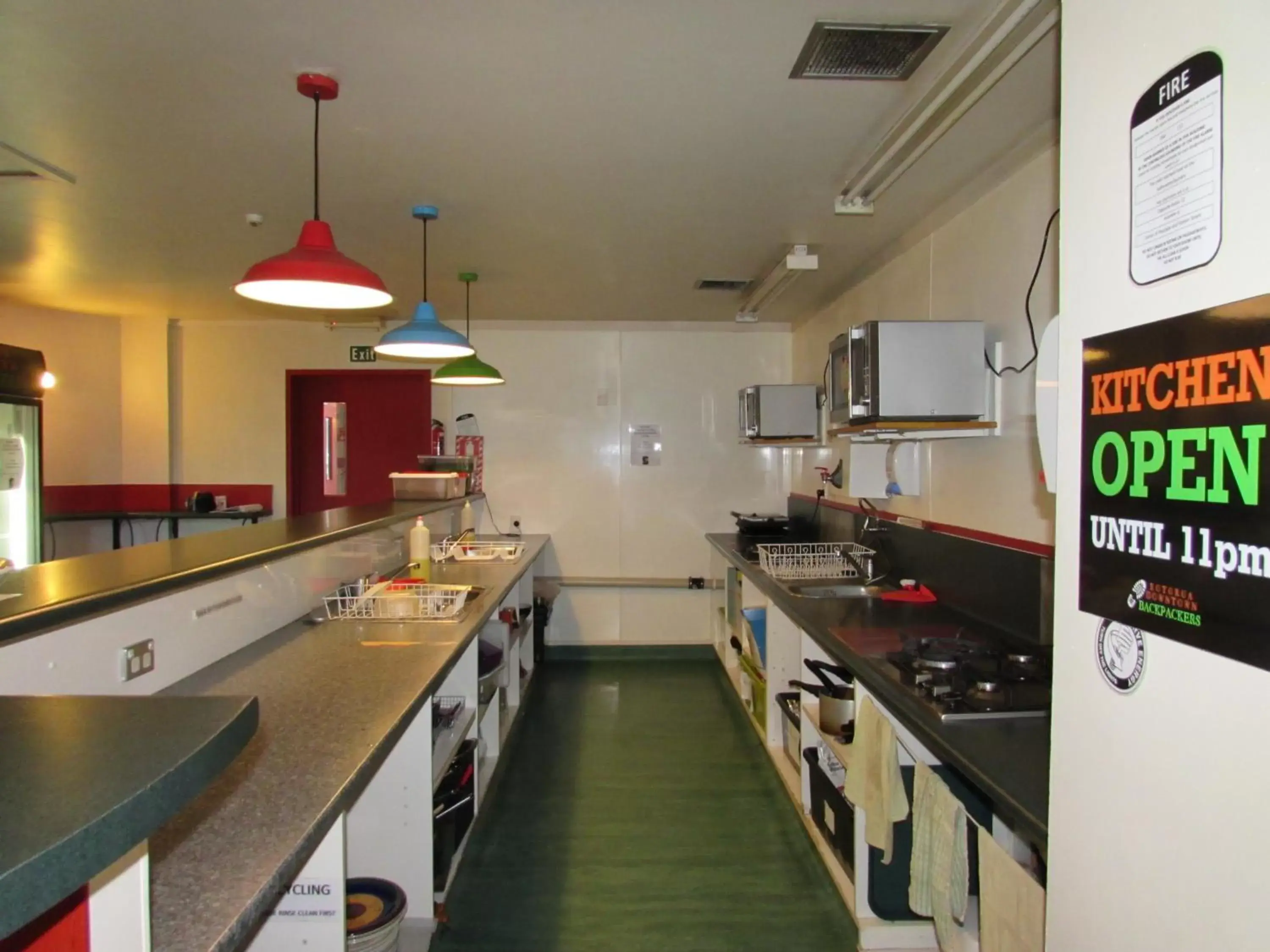 Lounge or bar, Kitchen/Kitchenette in Rotorua Downtown Backpackers