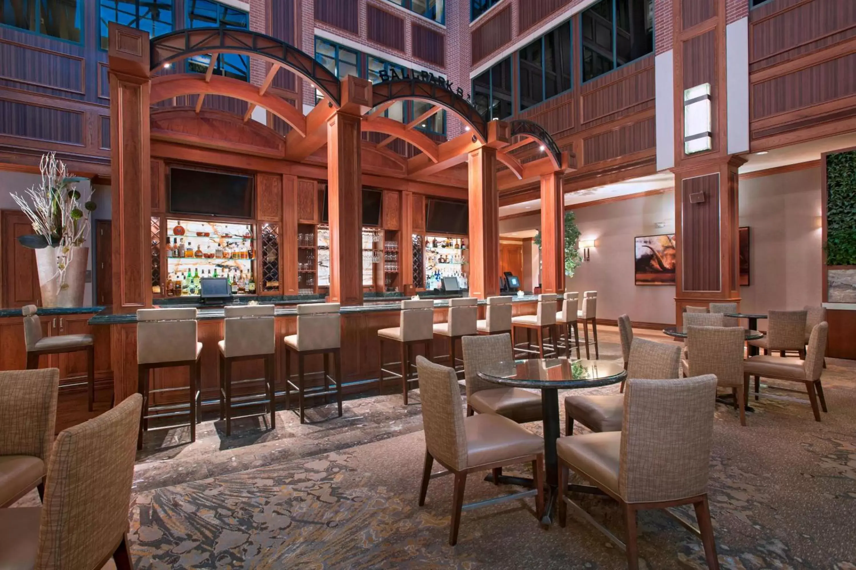 Lobby or reception, Restaurant/Places to Eat in The Westin Houston Downtown