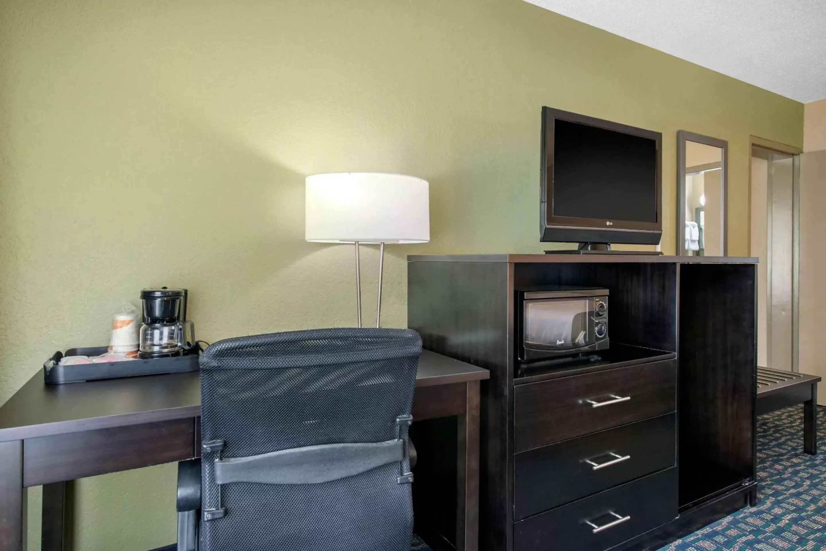 Photo of the whole room, TV/Entertainment Center in Quality Inn & Suites Brooksville I-75/Dade City