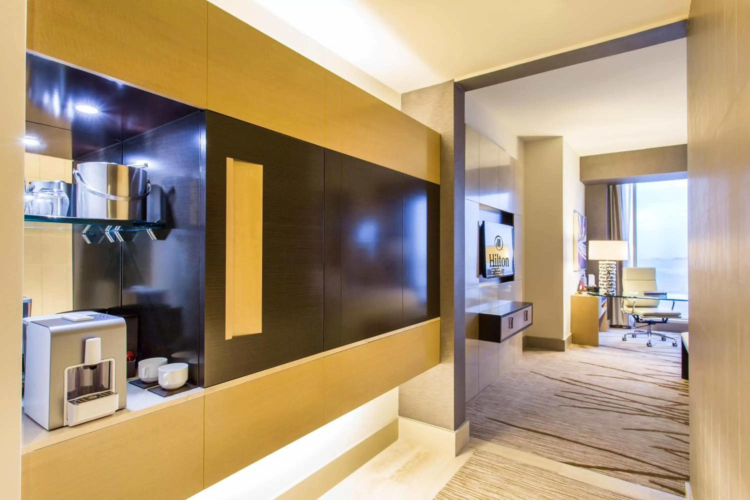 Coffee/tea facilities, TV/Entertainment Center in Hilton Panama