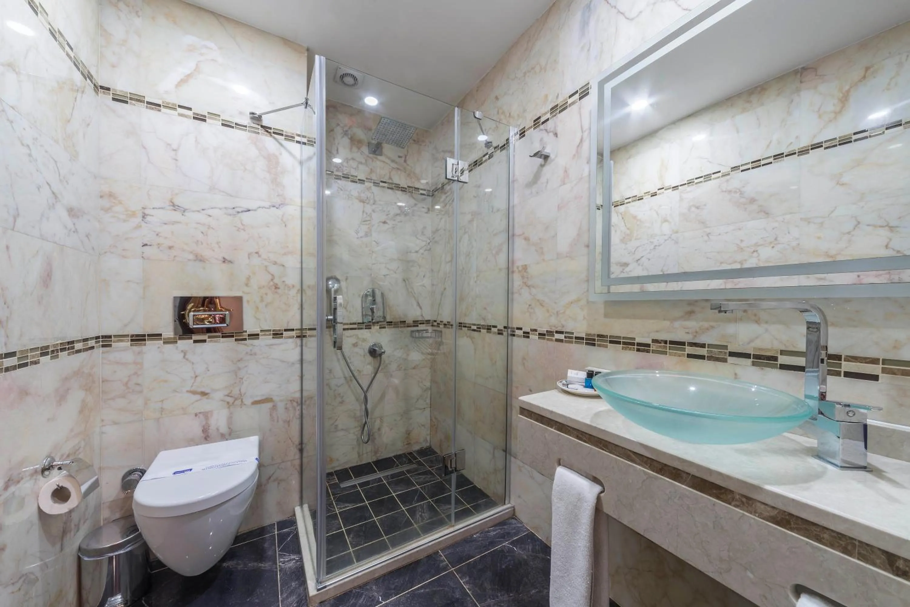 Shower in Lalinn Hotel