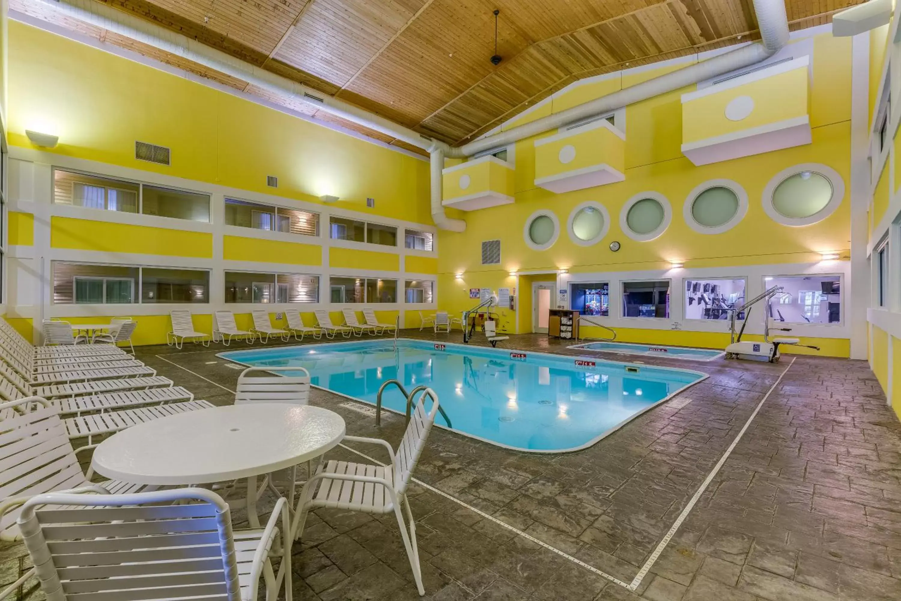 Swimming pool in Best Western Lakewinds Swimming pool in Best Western Lakewinds