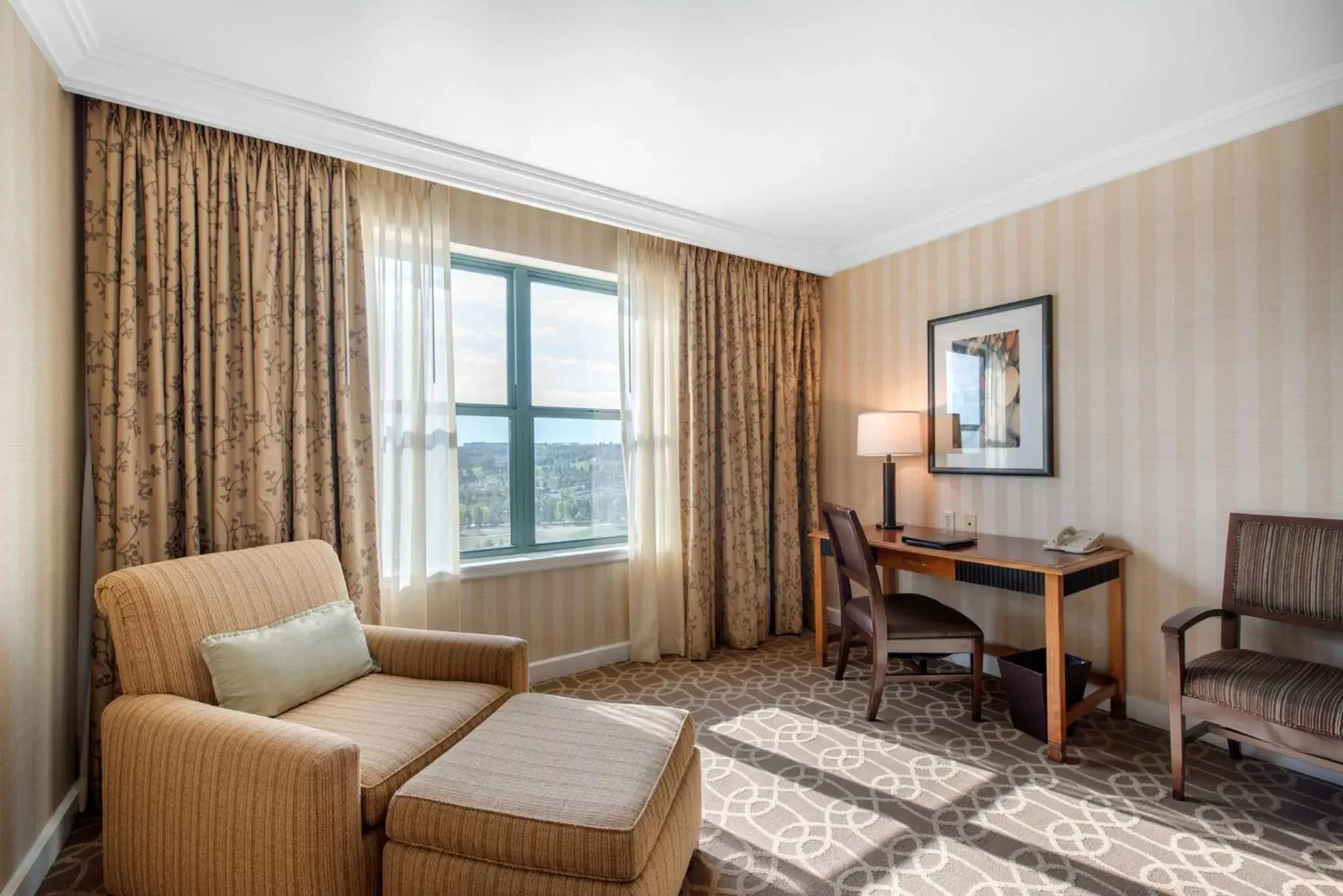 Photo of the whole room, Seating Area in Omni Interlocken Hotel