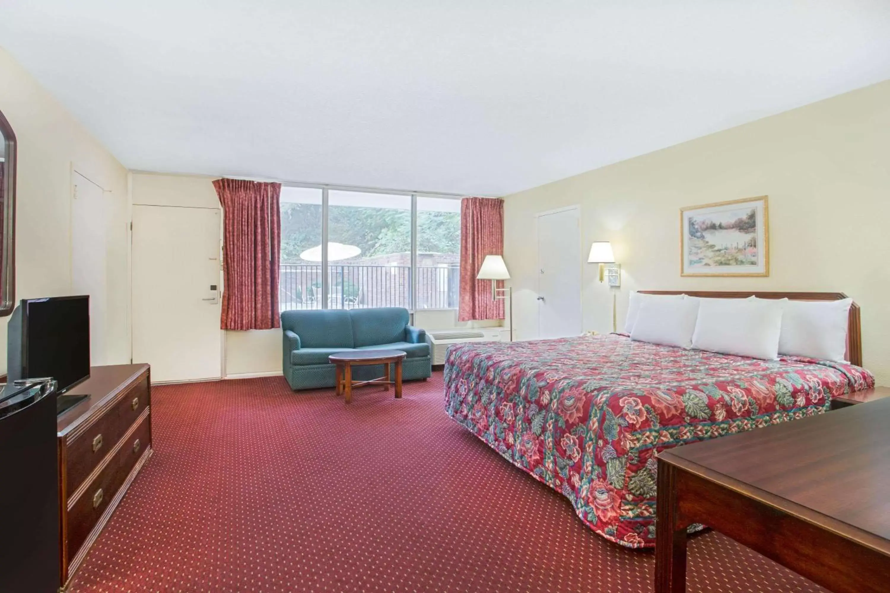 Photo of the whole room, TV/Entertainment Center in Days Inn by Wyndham Bristol Parkway