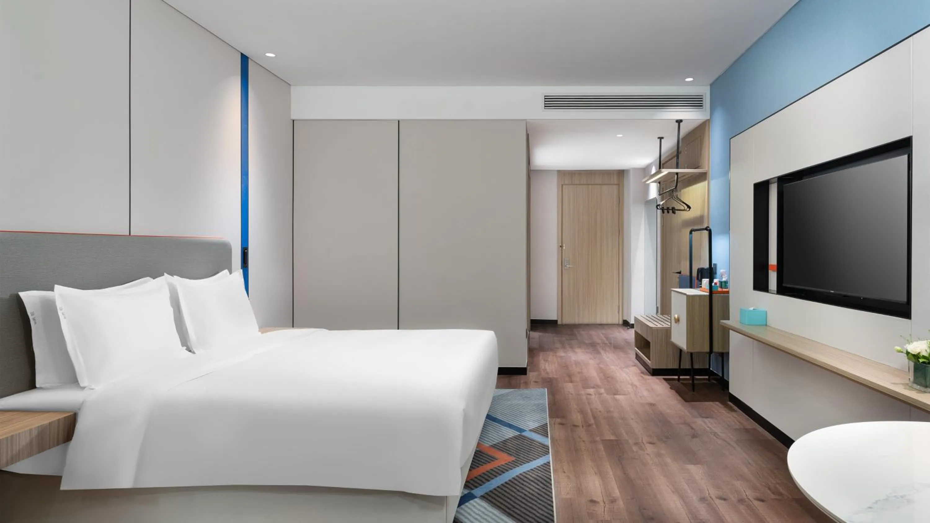 Photo of the whole room, TV/Entertainment Center in Holiday Inn Express Nanchang Qingshan Lake View, an IHG Hotel