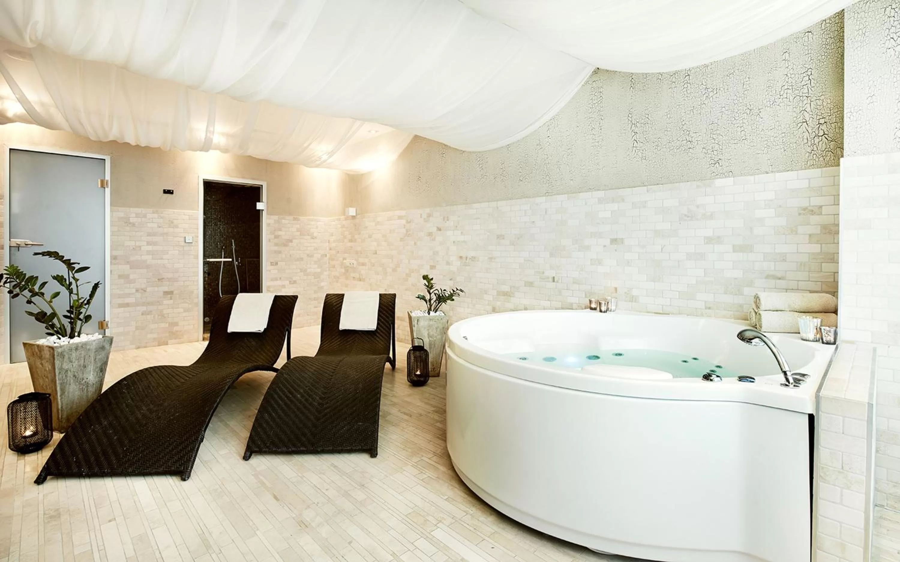 Hot Tub in Ultra Marine by Zdrojowa