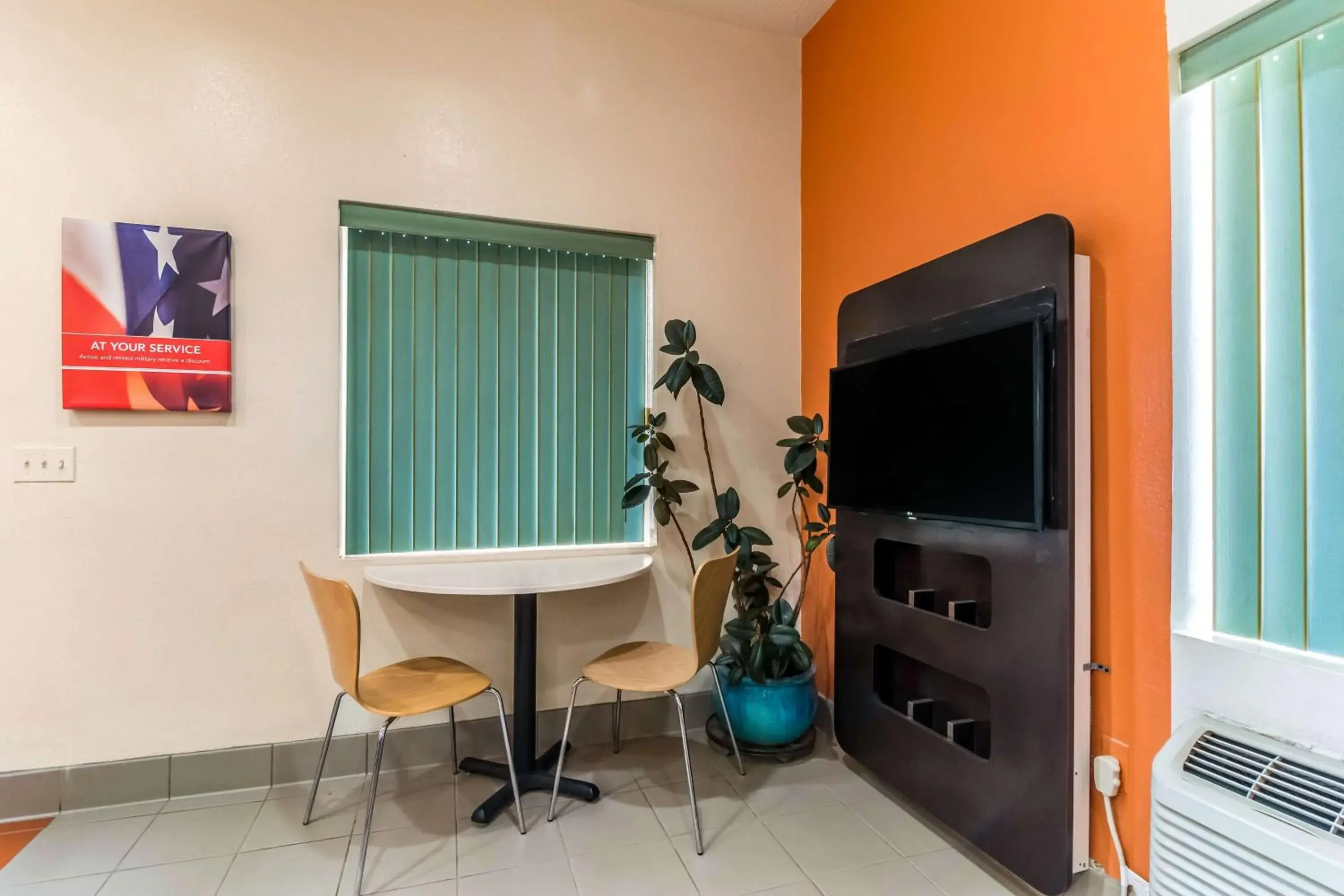 Communal lounge/ TV room, TV/Entertainment Center in Motel 6-Raleigh, NC - Cary