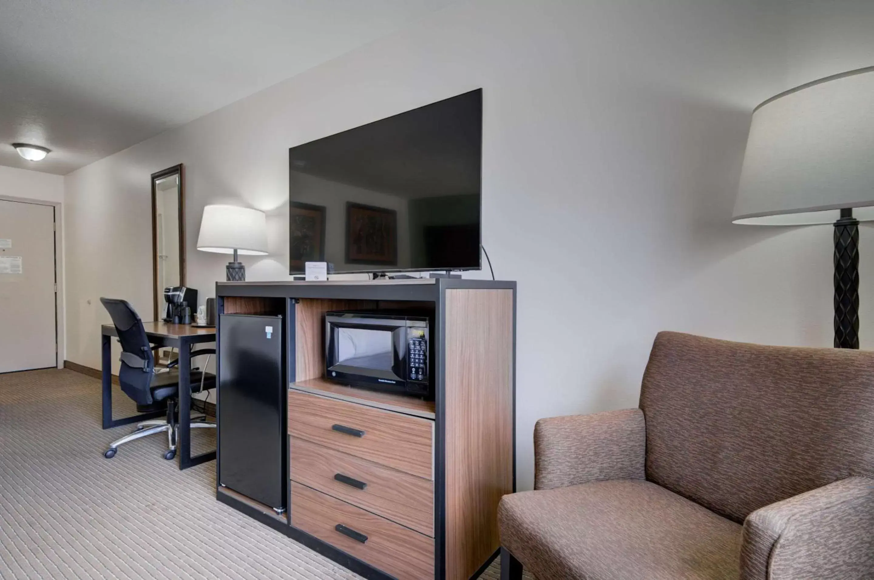 Bedroom, TV/Entertainment Center in The Ridgeline Hotel at Yellowstone, Ascend Hotel Collection