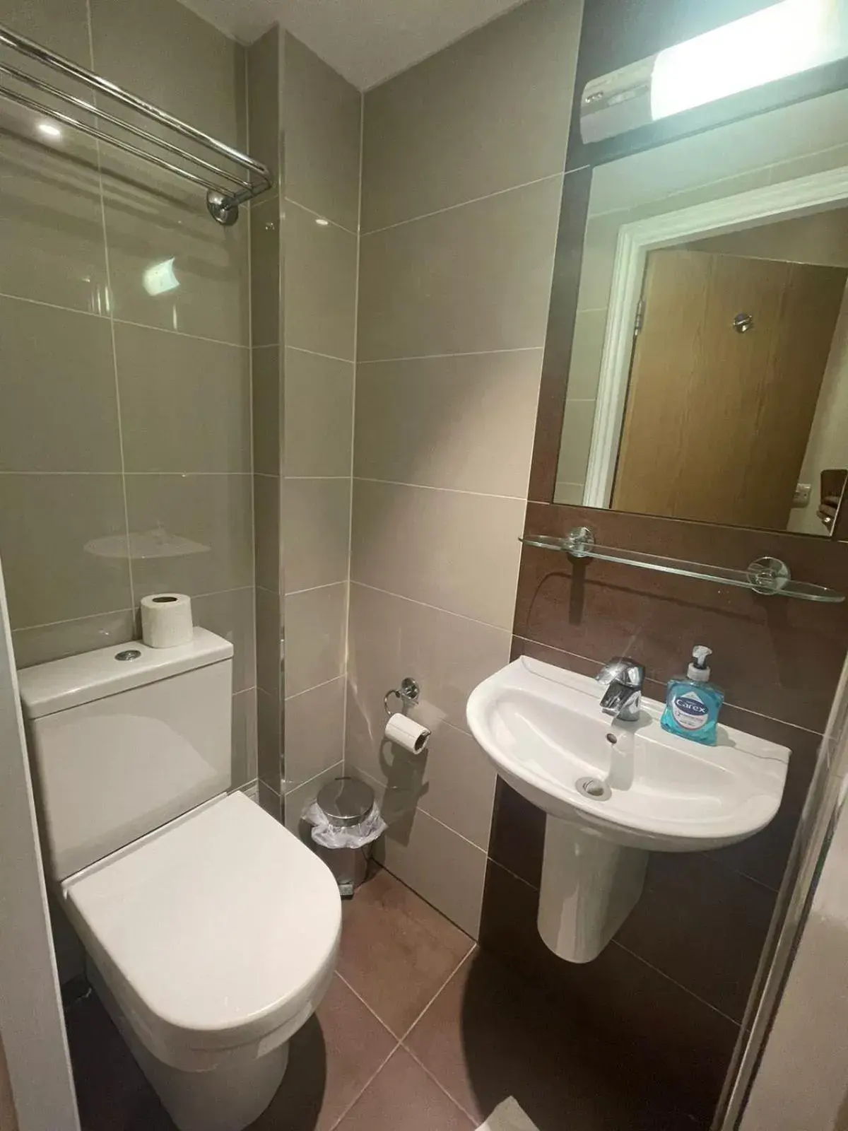 Shower, Bathroom in Coronation Hotel