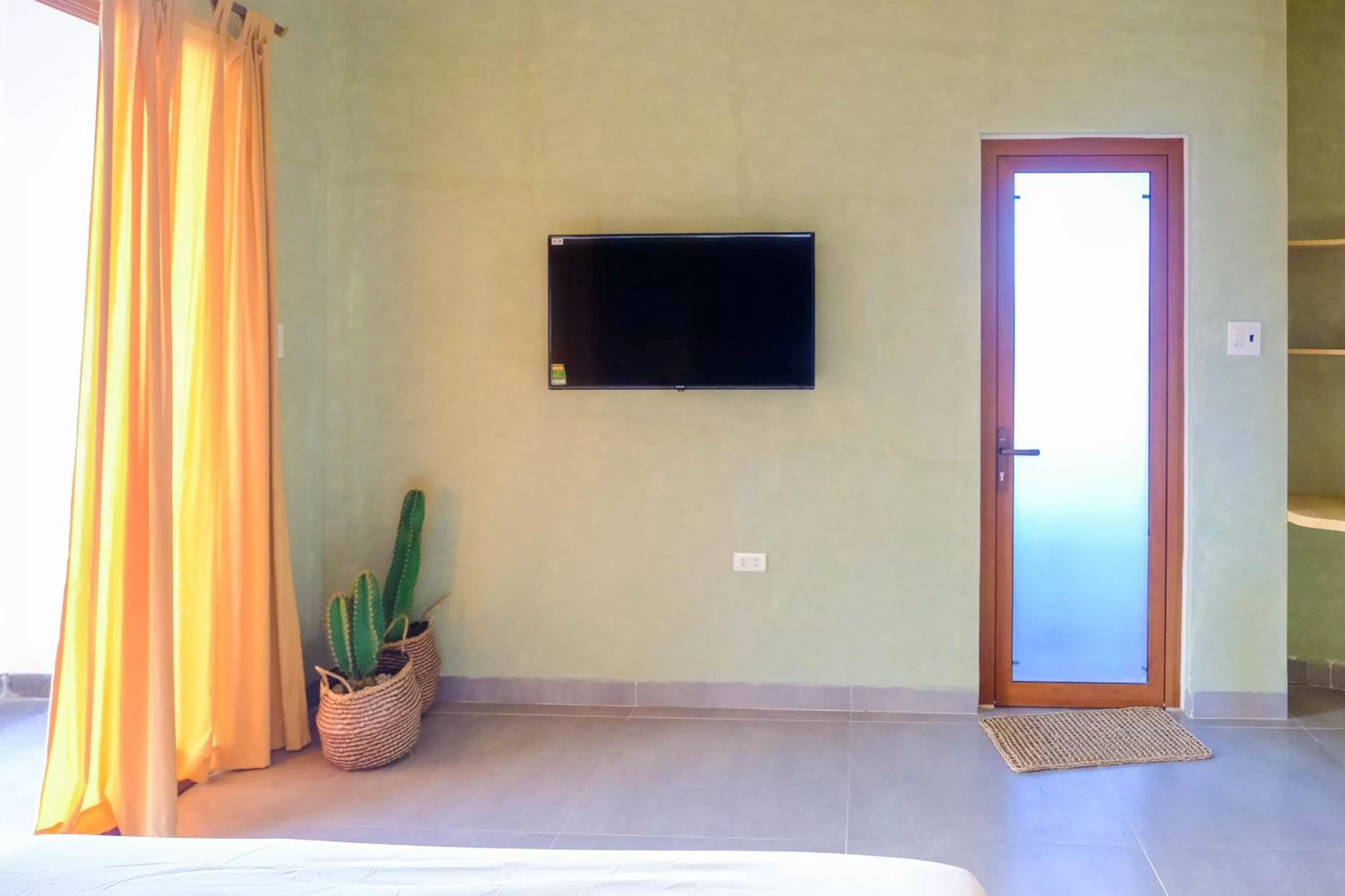 Bed, TV/Entertainment Center in Eo Gió Có Homestay