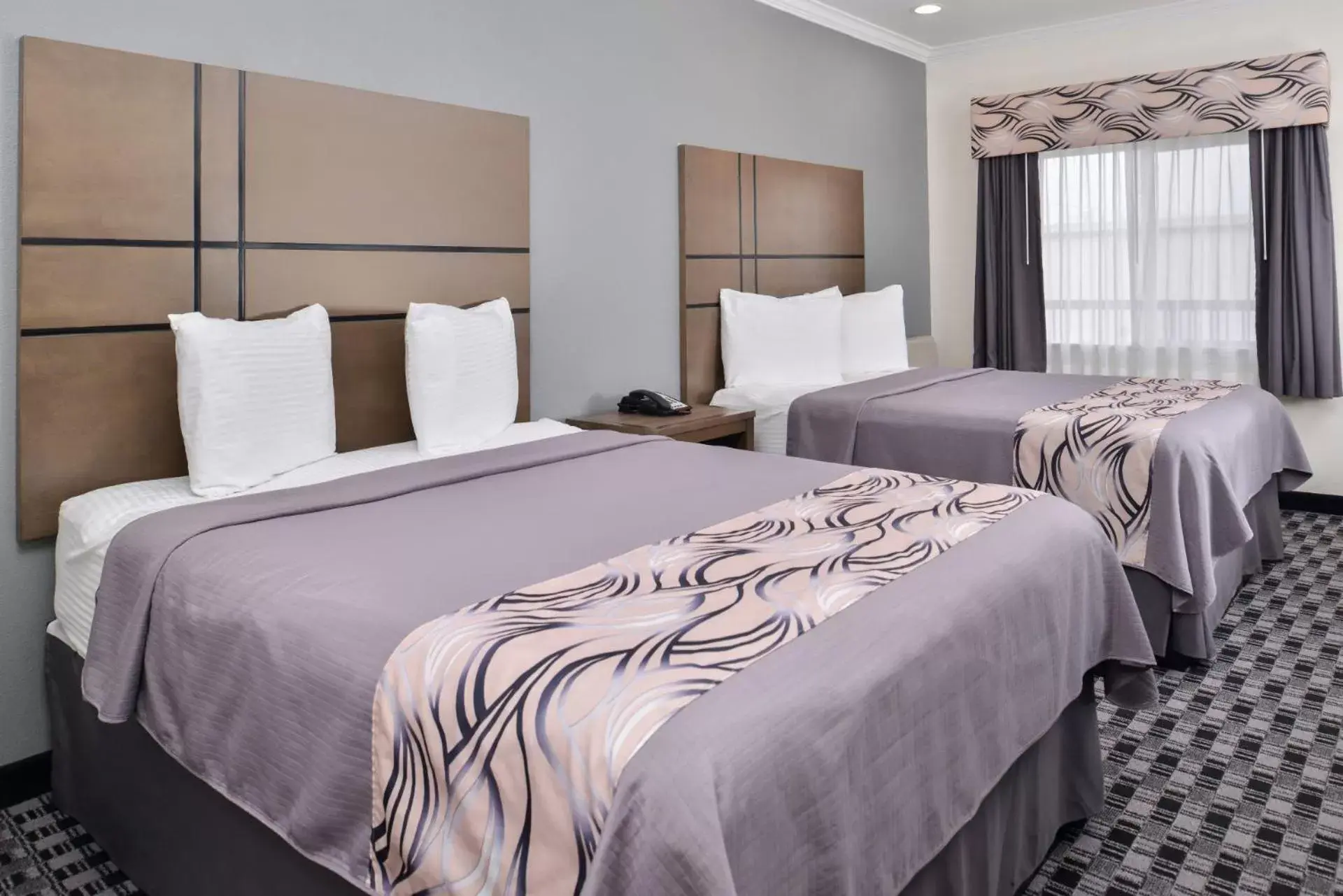 Bed in Americas Inn & Suites IAH North
