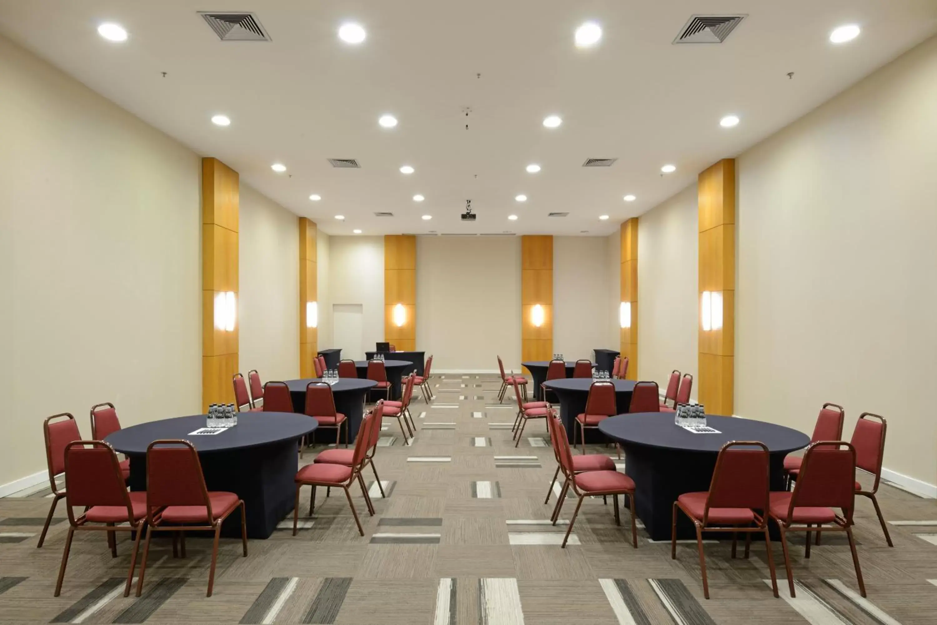 Meeting/conference room in Staybridge Suites São Paulo, an IHG Hotel