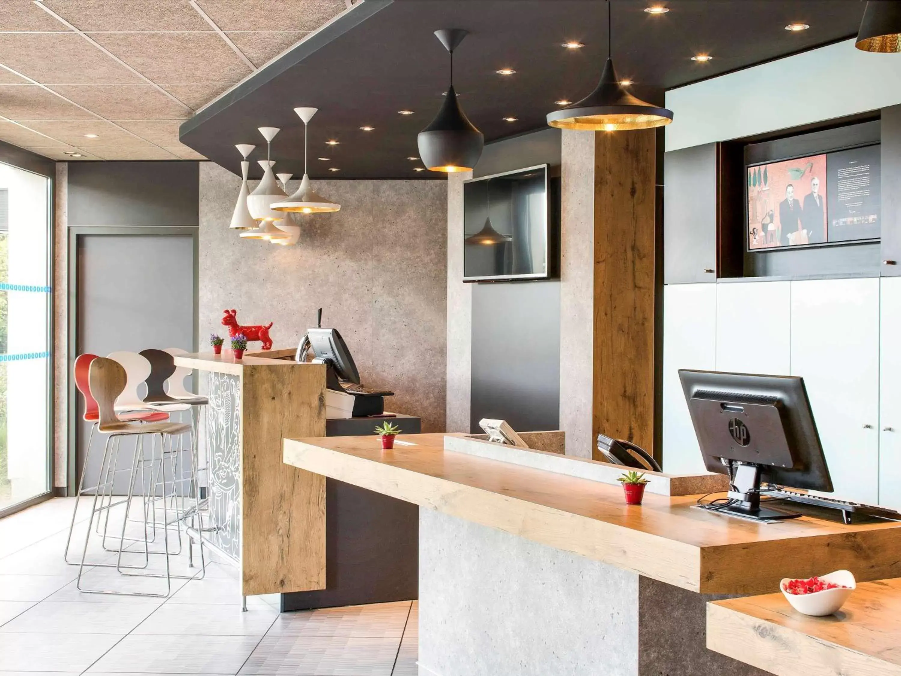 Lounge or bar in ibis Montceau les Mines