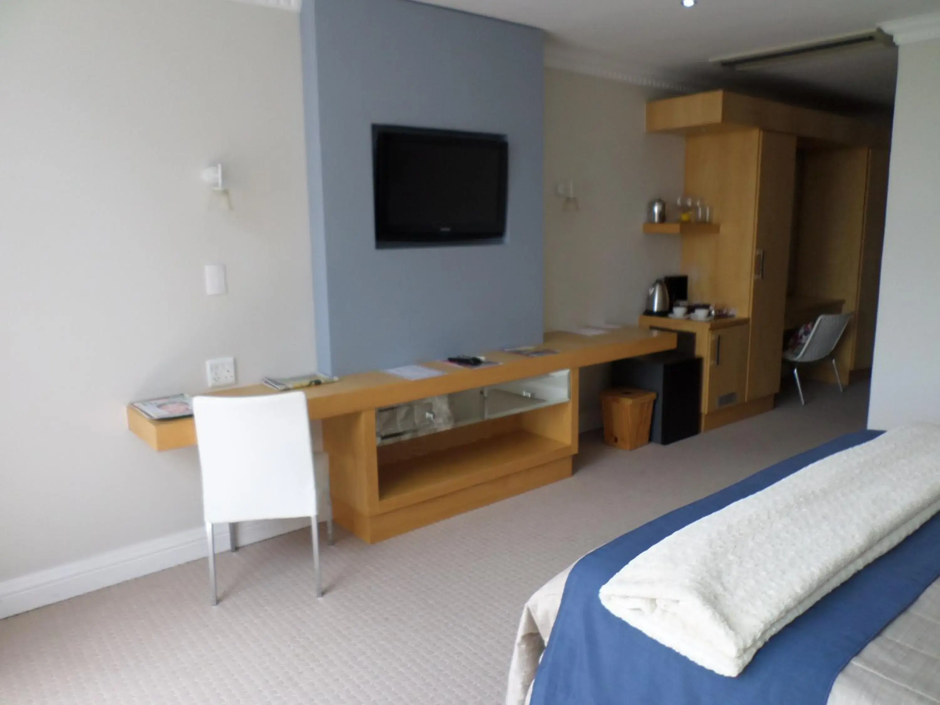 TV and multimedia, Bed in Isango Gate TV and multimedia, Bed in Isango Gate