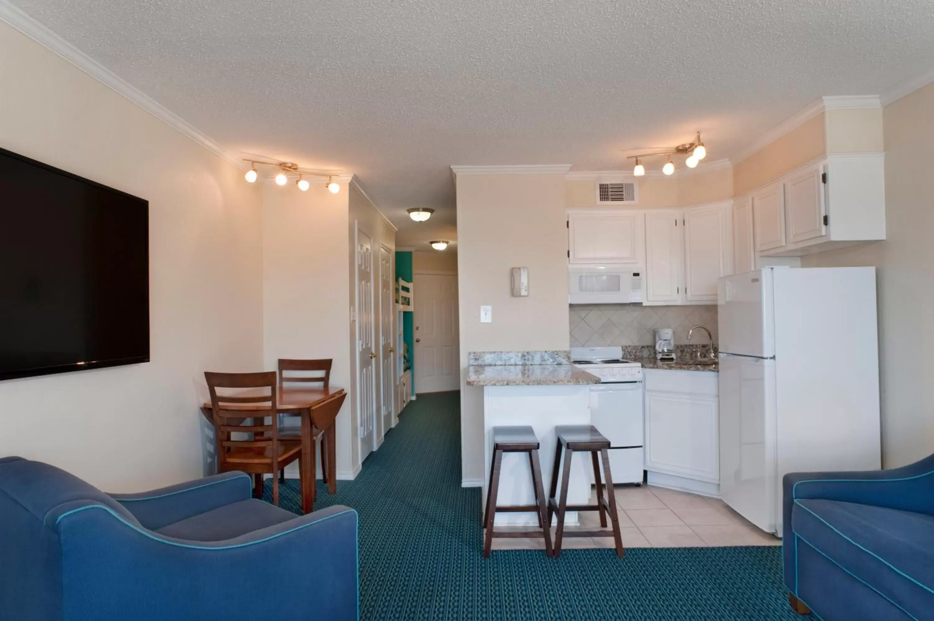 Kitchen or kitchenette, Kitchen/Kitchenette in Casa Del Mar Beachfront Suites