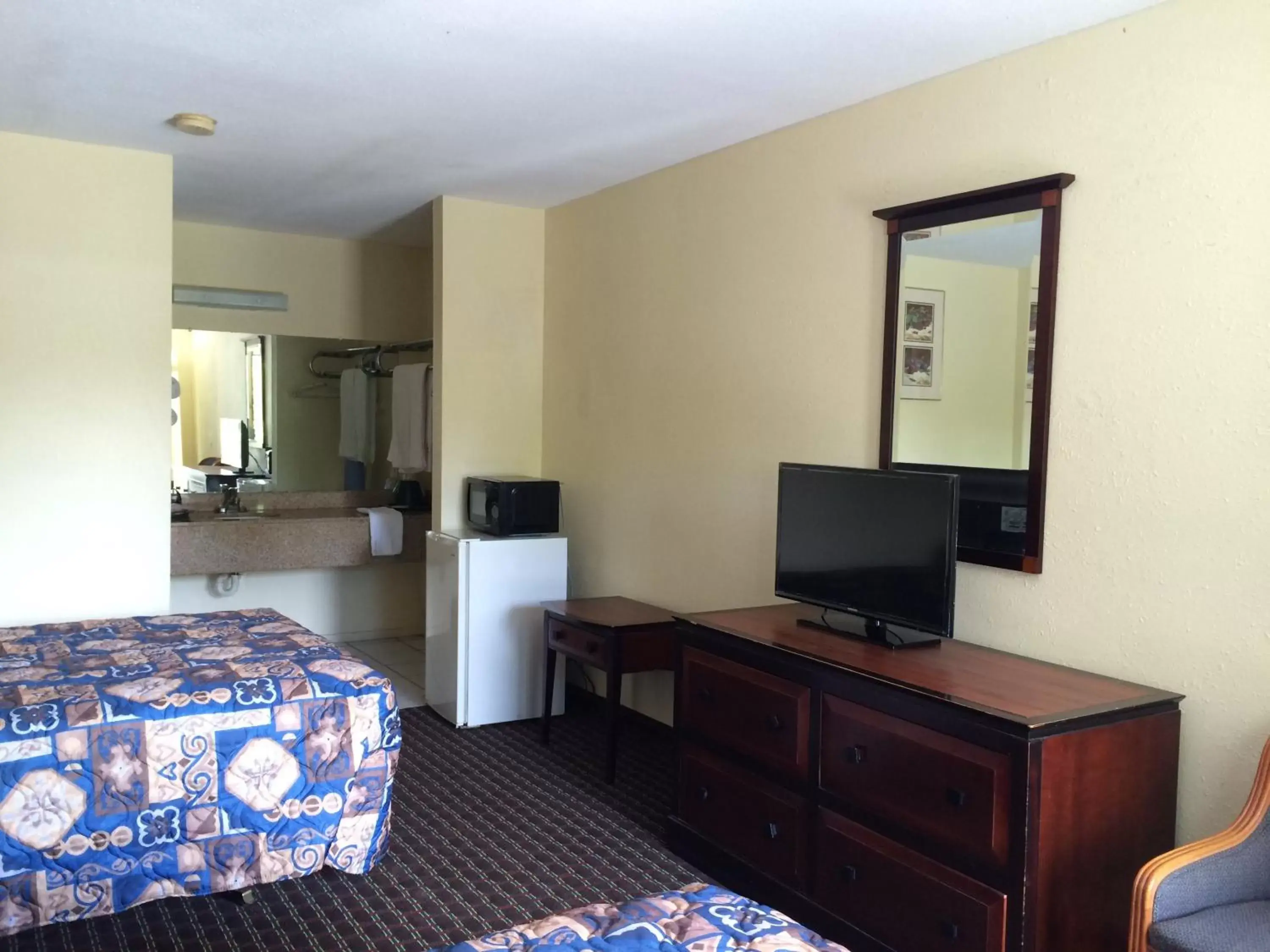 Photo of the whole room, TV/Entertainment Center in Knights Inn Augusta Fort Gordon