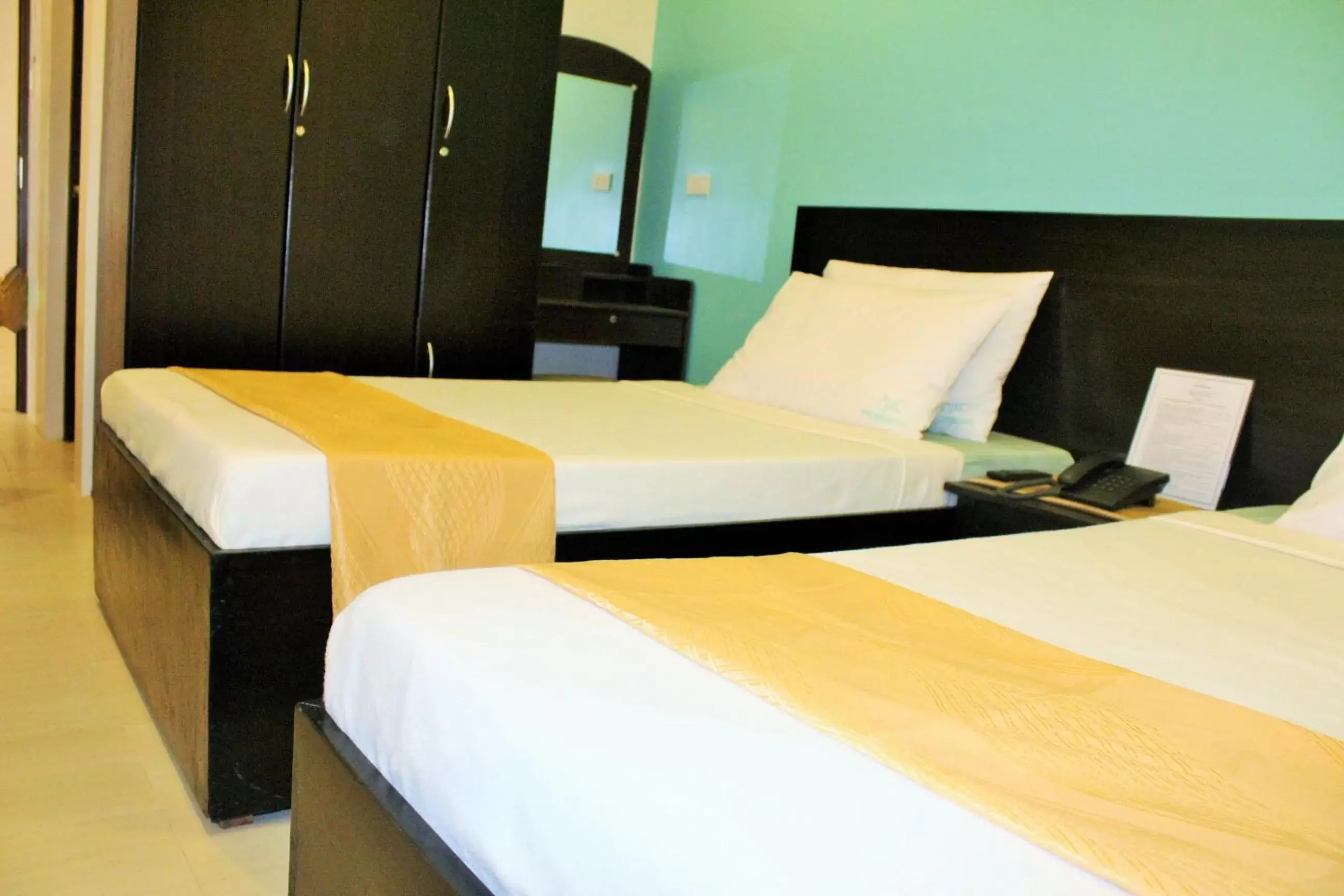 Deluxe Twin Room in Coron Visitors Hotel Deluxe Twin Room in Coron Visitors Hotel