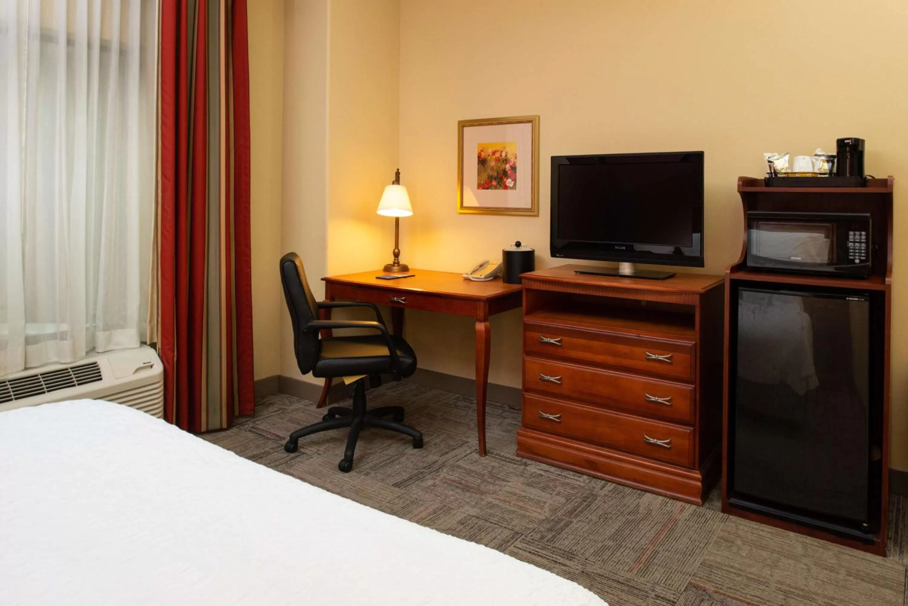 Bedroom, Bed in Hampton Inn Kansas City Northeast