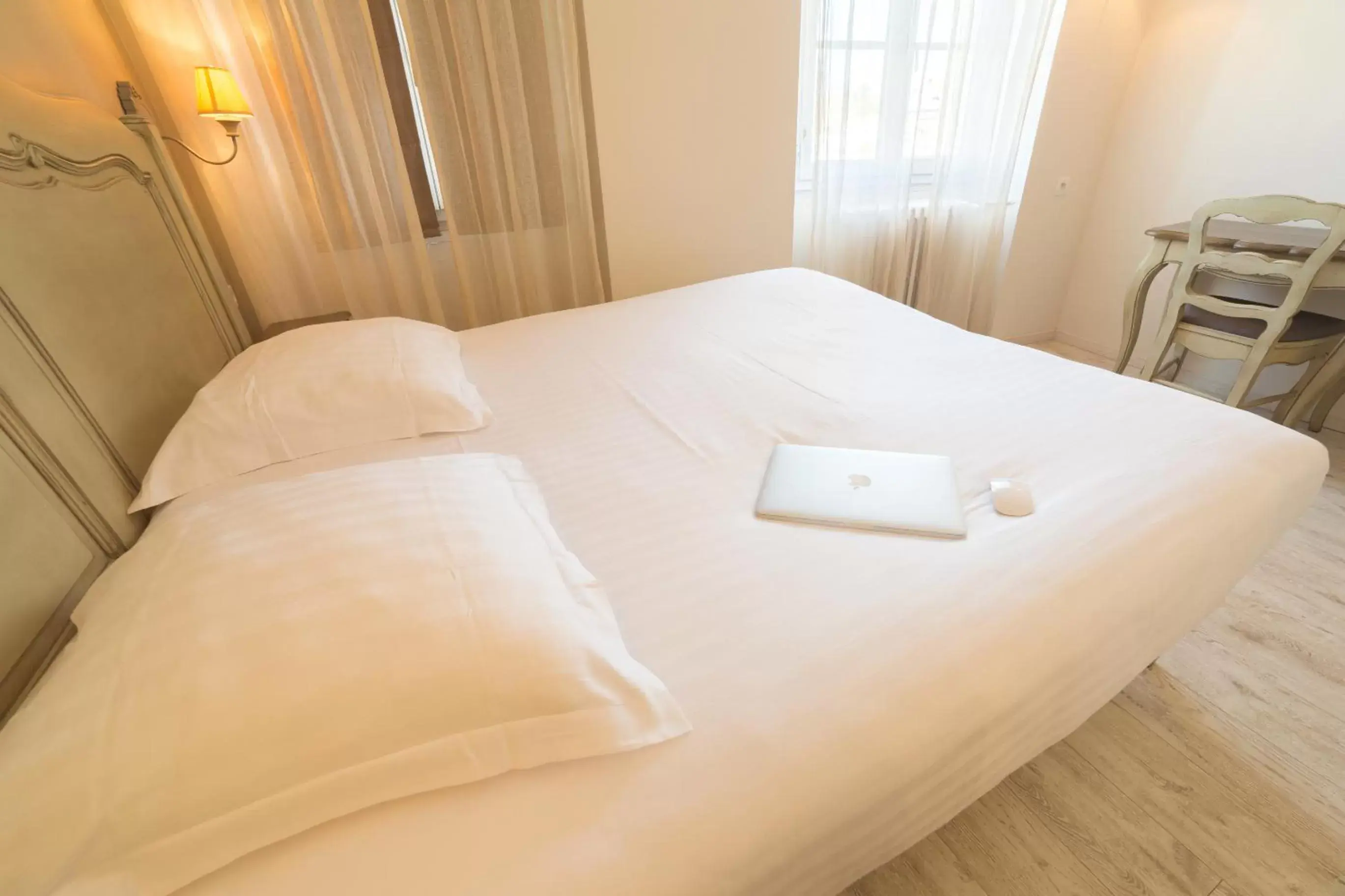 Bedroom, Bed in The Originals Boutique, Hôtel Les Poèmes de Chartres (Inter-Hotel)