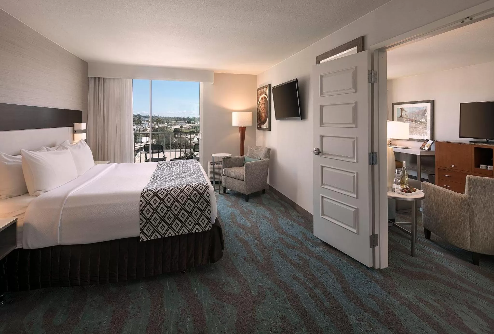 Photo of the whole room, Bed in Crowne Plaza Ventura Beach by IHG