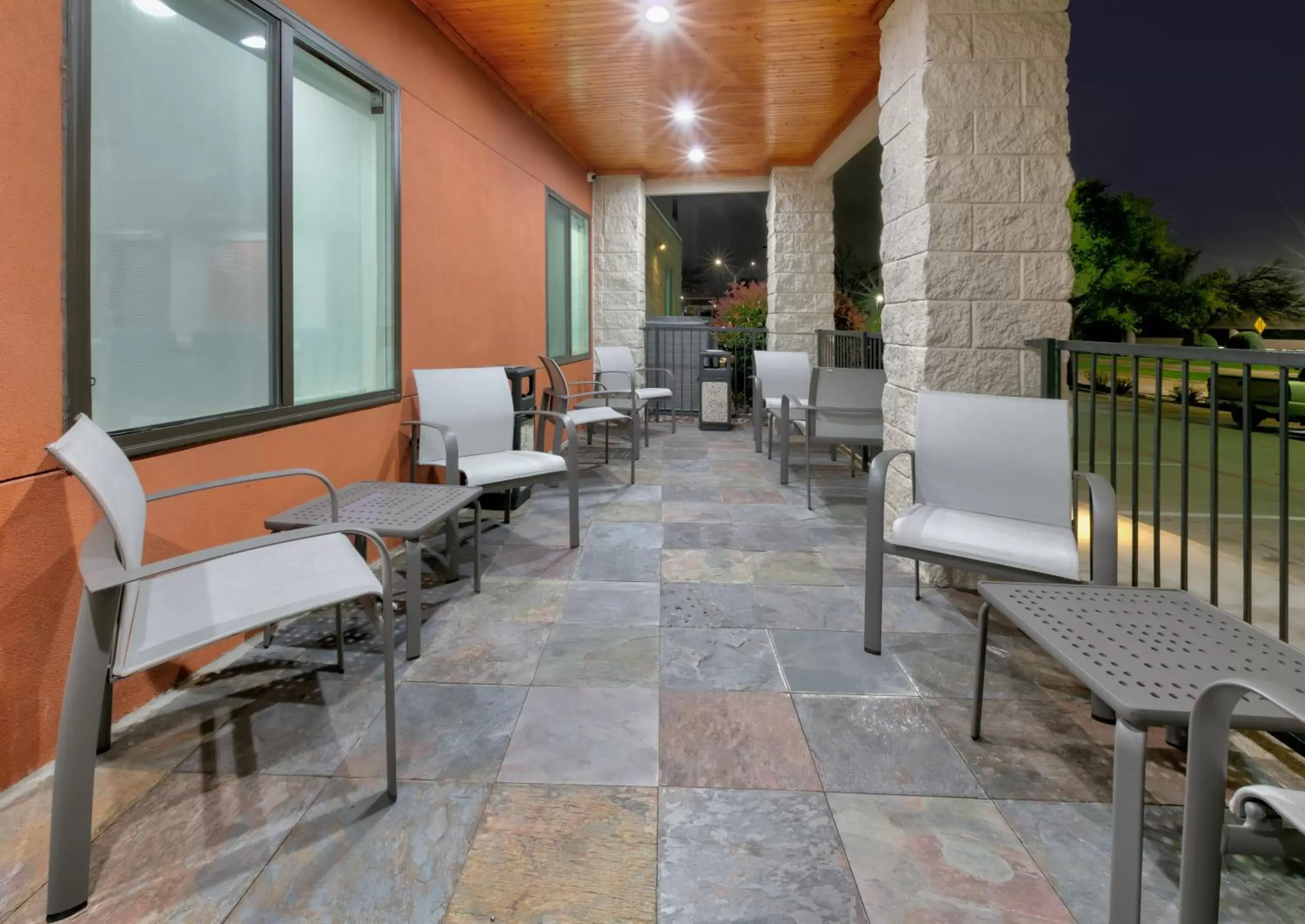 Seating area, Restaurant/Places to Eat in Holiday Inn Express & Suites - Dallas Park Central Northeast, an IHG Hotel