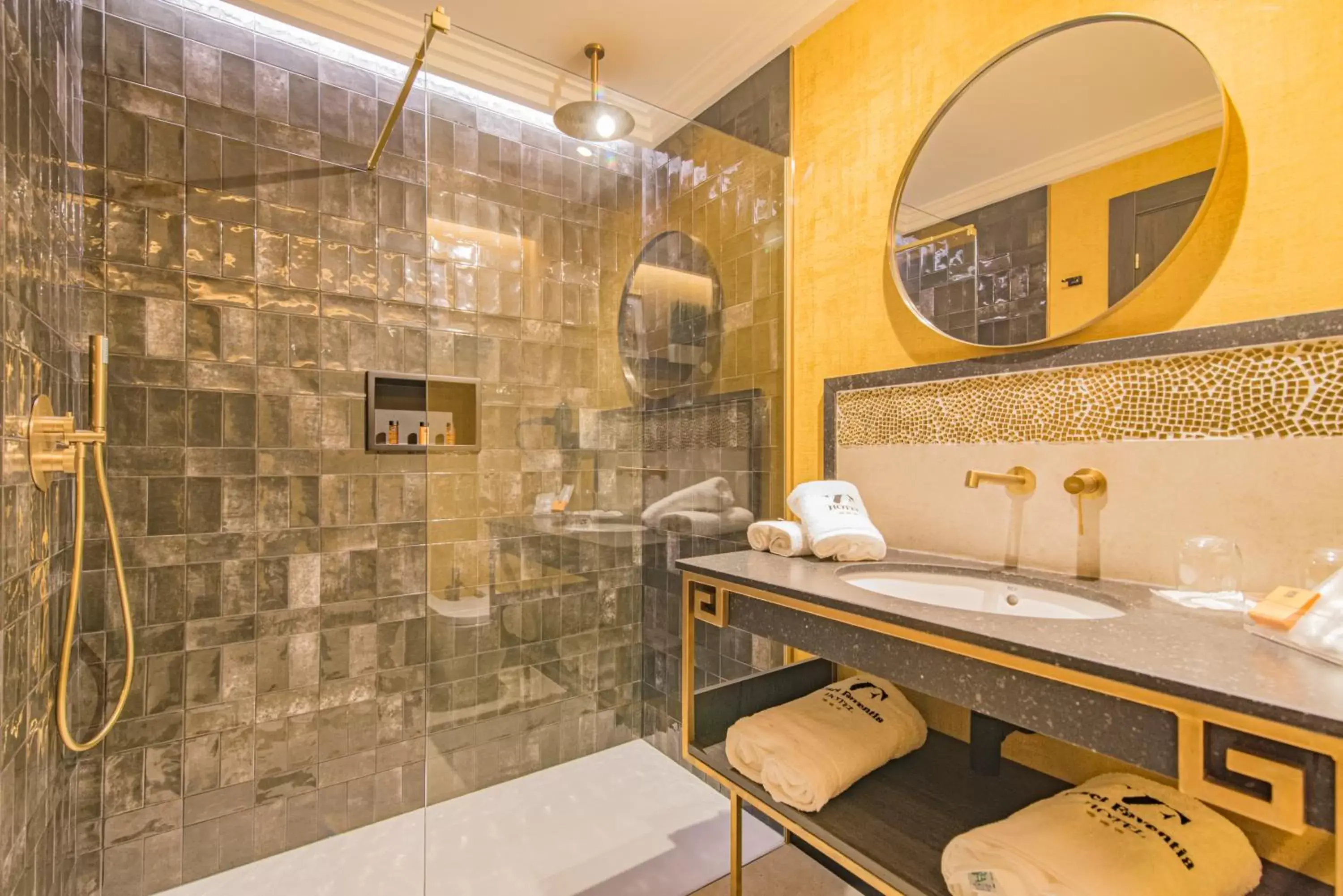 Shower, Bathroom in VESCI FAVENTIA