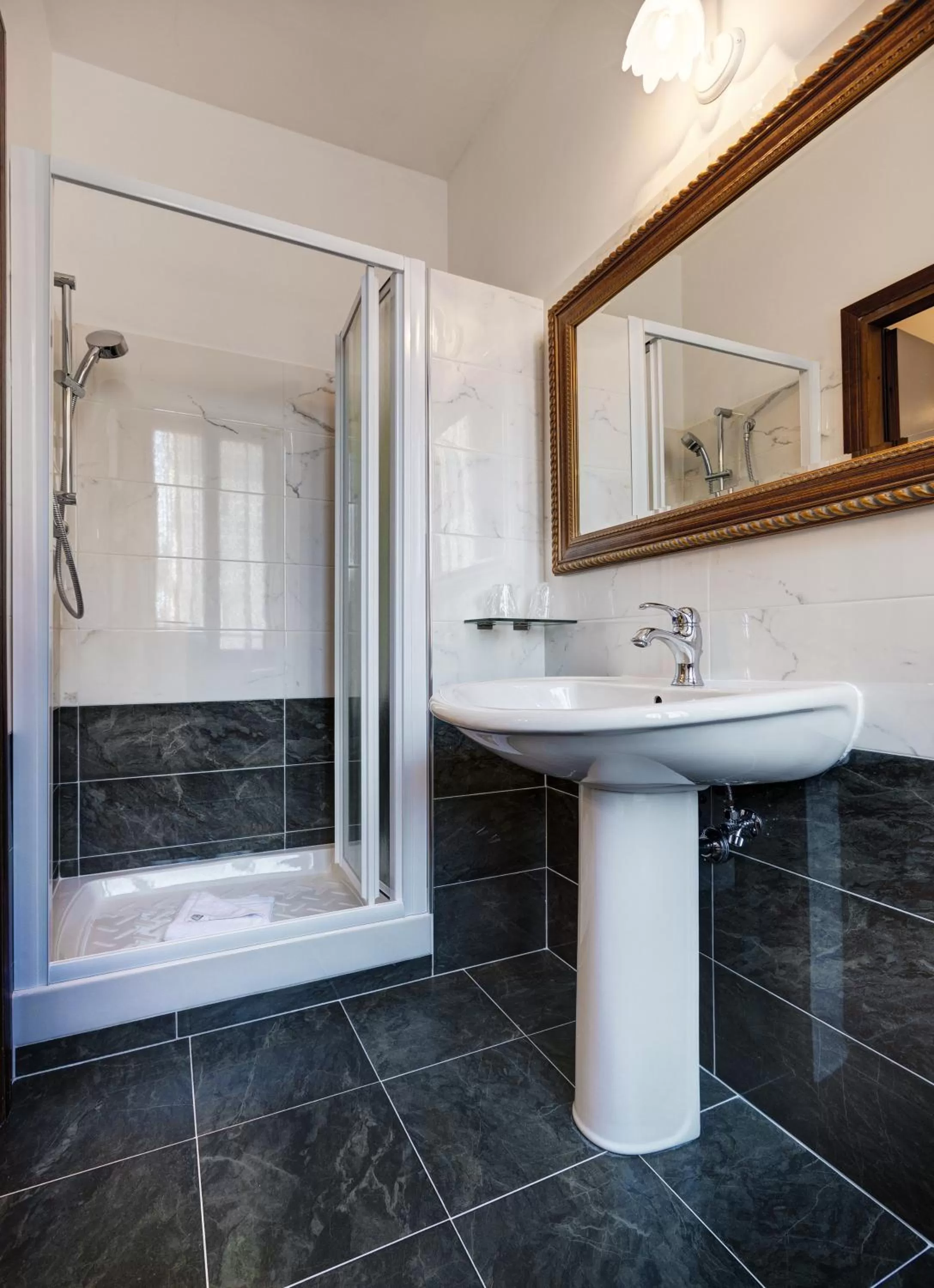 Shower in Hotel Residenza In Farnese