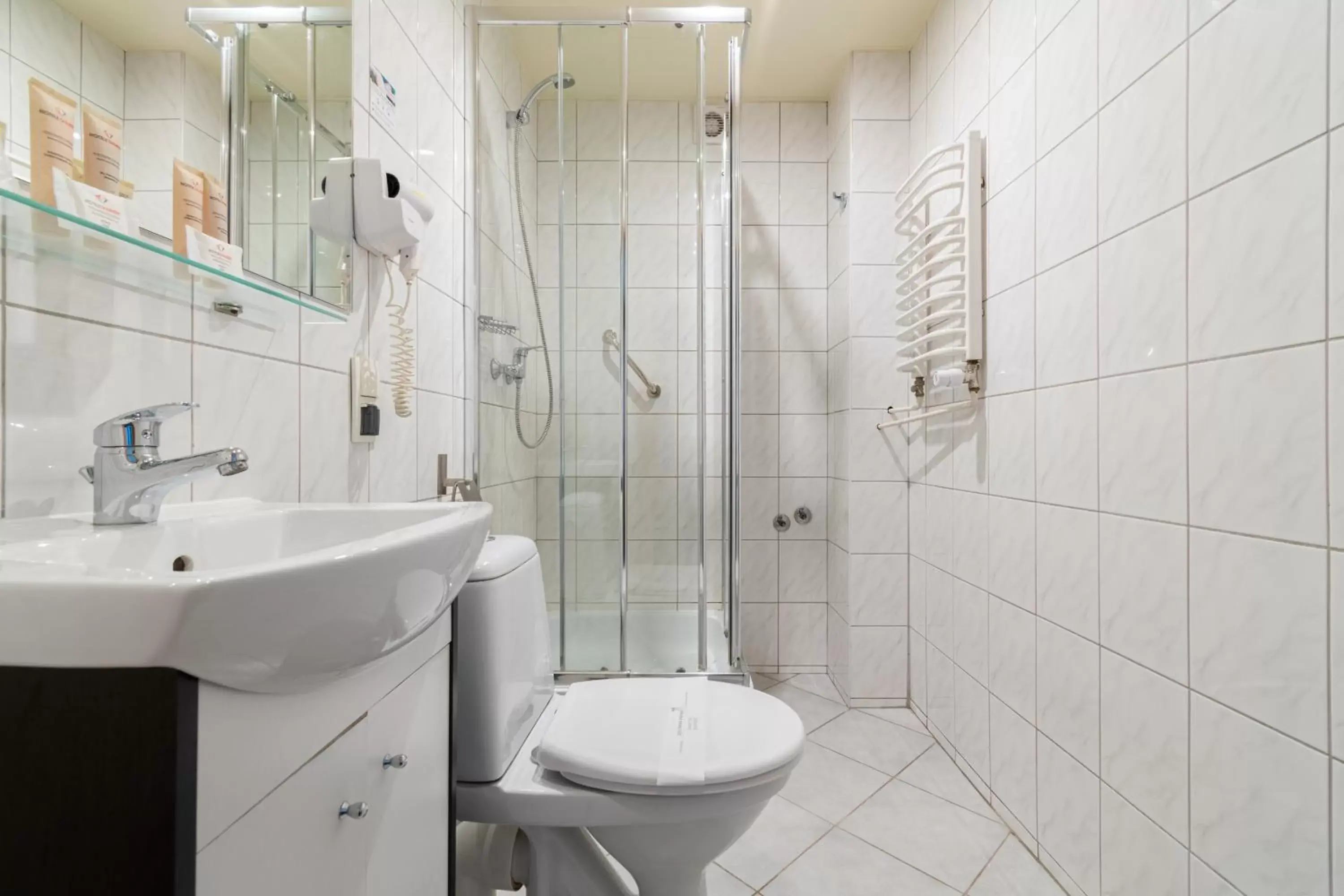 Shower, Bathroom in Hotel Diament Zabrze - Gliwice