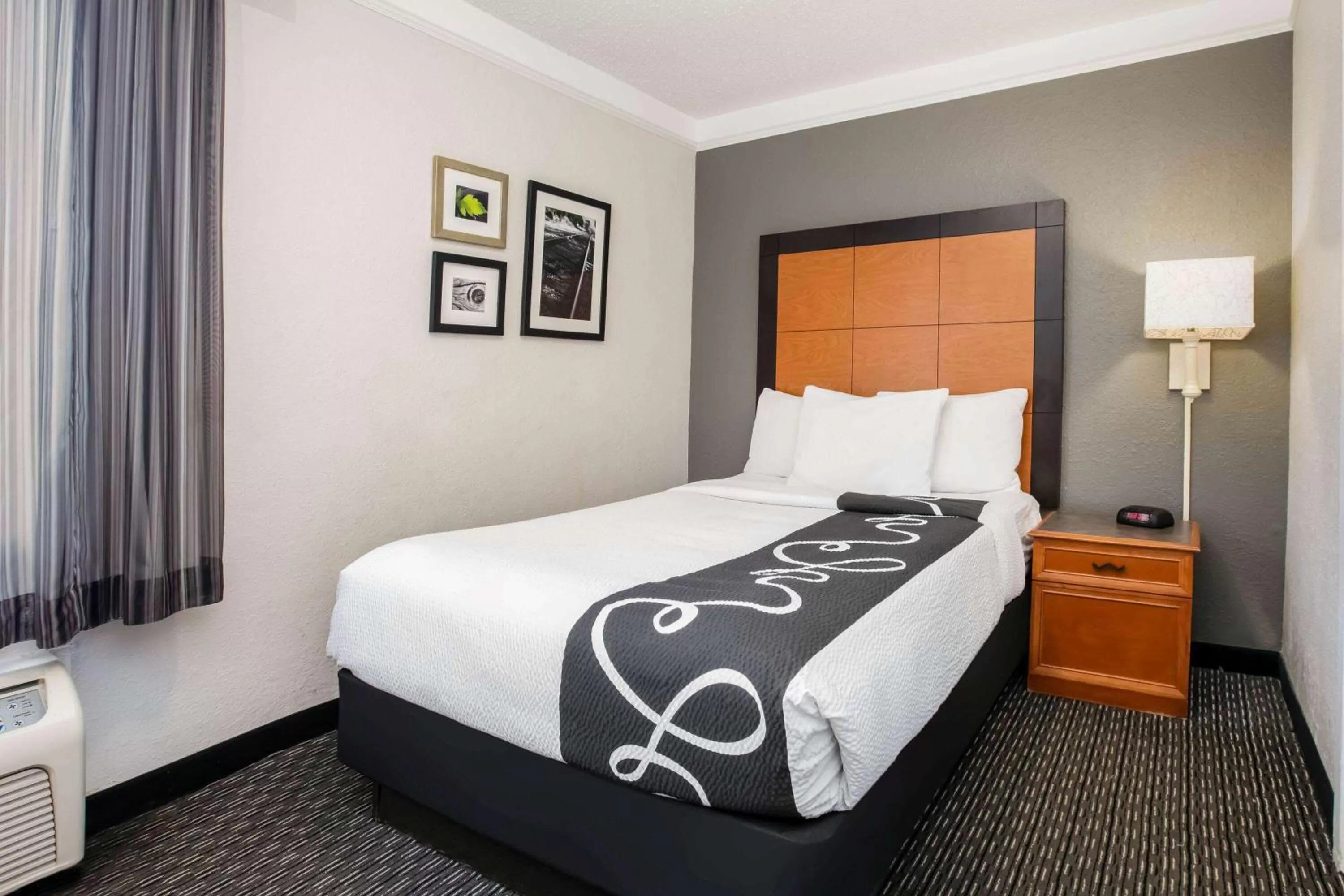 Photo of the whole room, Bed in La Quinta Inn by Wyndham Dallas Uptown
